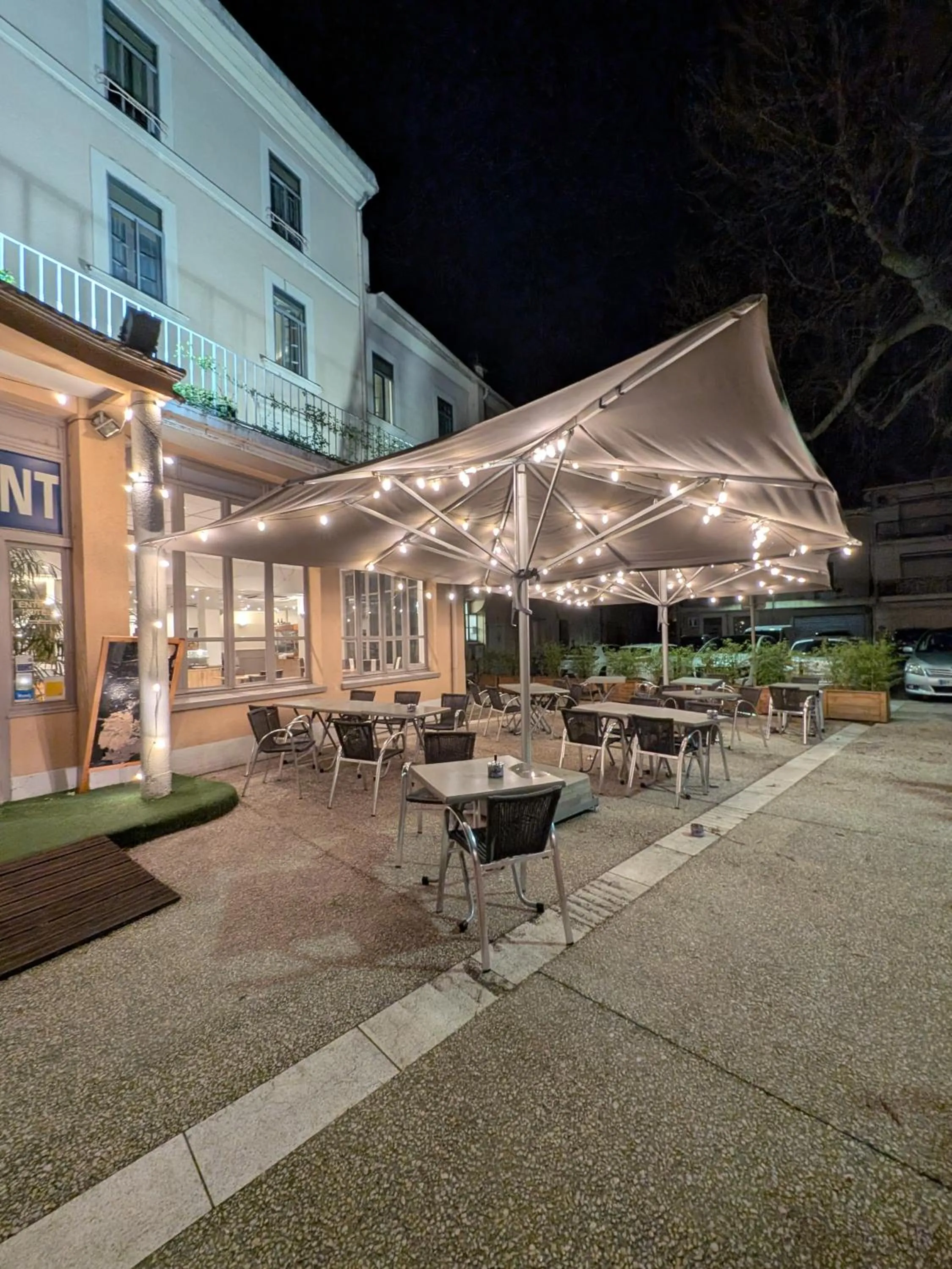 Street view in KYRIAD ORANGE Centre Ville - HOTEL & RESTAURANT & BAR - La Galerie d'Art des Princes - Provence Alpes Côte d'Azur - France - Proche A7-A9 - exit21- Châteauneuf-du-Pape Avignon Bollene Nimes - 24h-24h