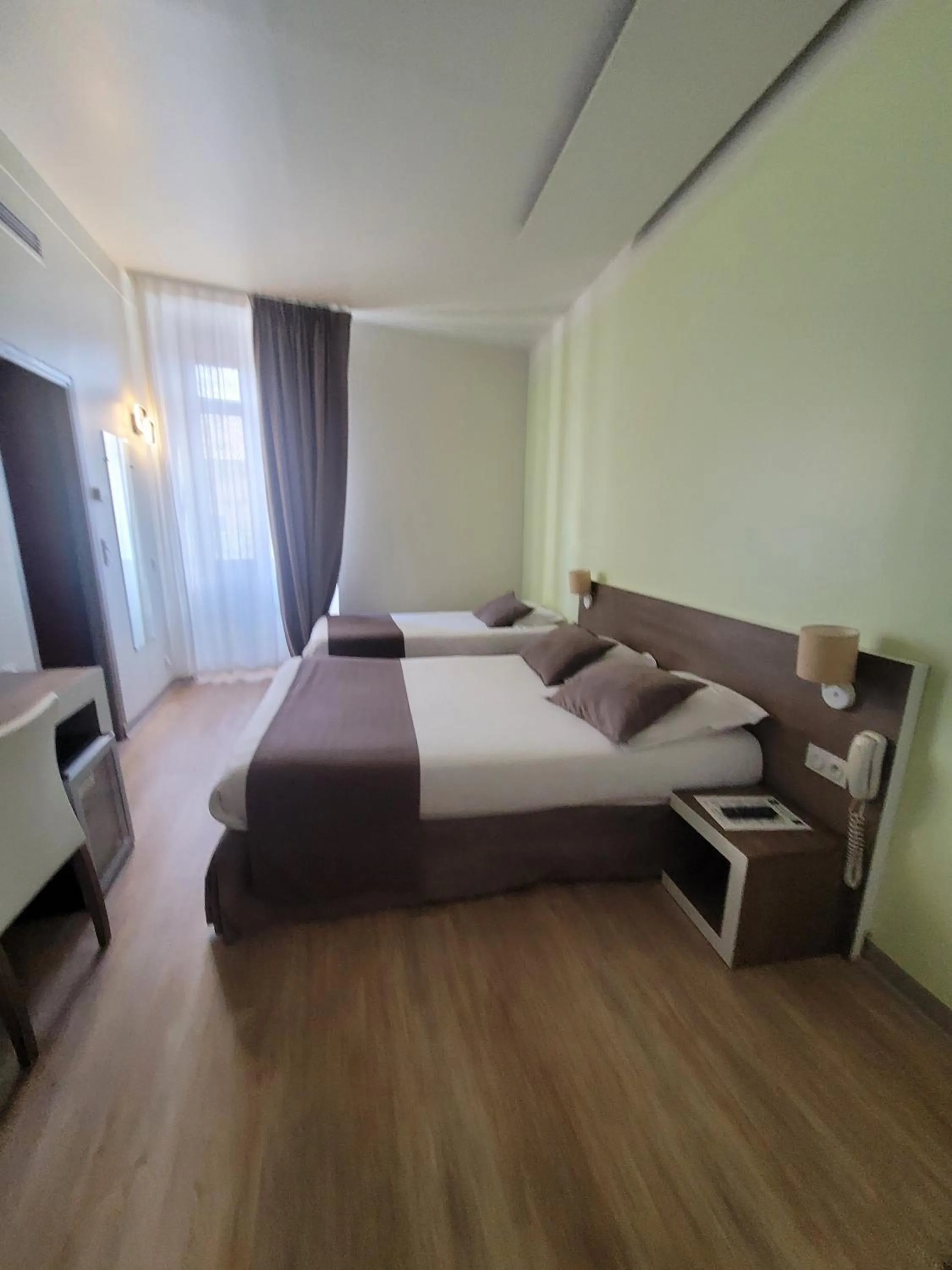 Bed in KYRIAD ORANGE Centre Ville - HOTEL & RESTAURANT & BAR - La Galerie d'Art des Princes - Provence Alpes Côte d'Azur - France - Proche A7-A9 - exit21- Châteauneuf-du-Pape Avignon Bollene Nimes - 24h-24h