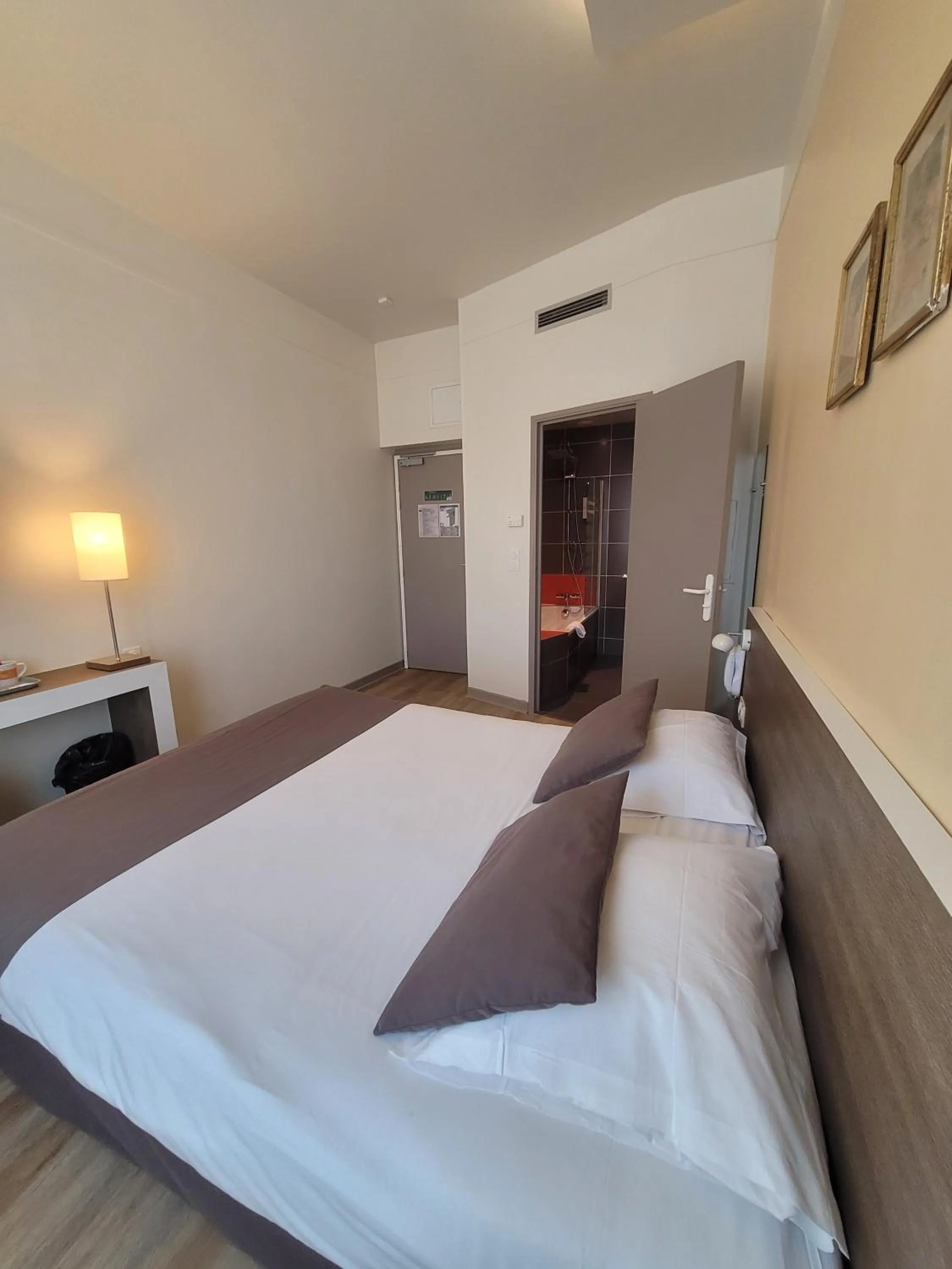 Bed in KYRIAD ORANGE Centre Ville - HOTEL & RESTAURANT & BAR - La Galerie d'Art des Princes - Provence Alpes Côte d'Azur - France - Proche A7-A9 - exit21- Châteauneuf-du-Pape Avignon Bollene Nimes - 24h-24h