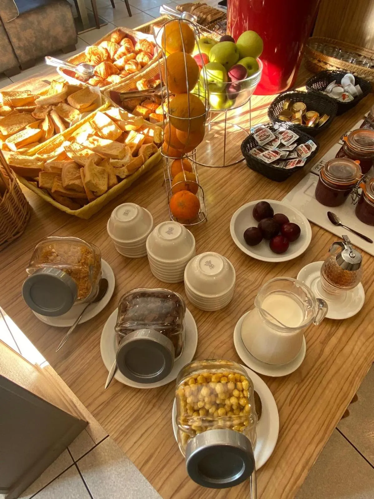 Breakfast in KYRIAD ORANGE Centre Ville - HOTEL & RESTAURANT & BAR - La Galerie d'Art des Princes - Provence Alpes Côte d'Azur - France - Proche A7-A9 - exit21- Châteauneuf-du-Pape Avignon Bollene Nimes - 24h-24h