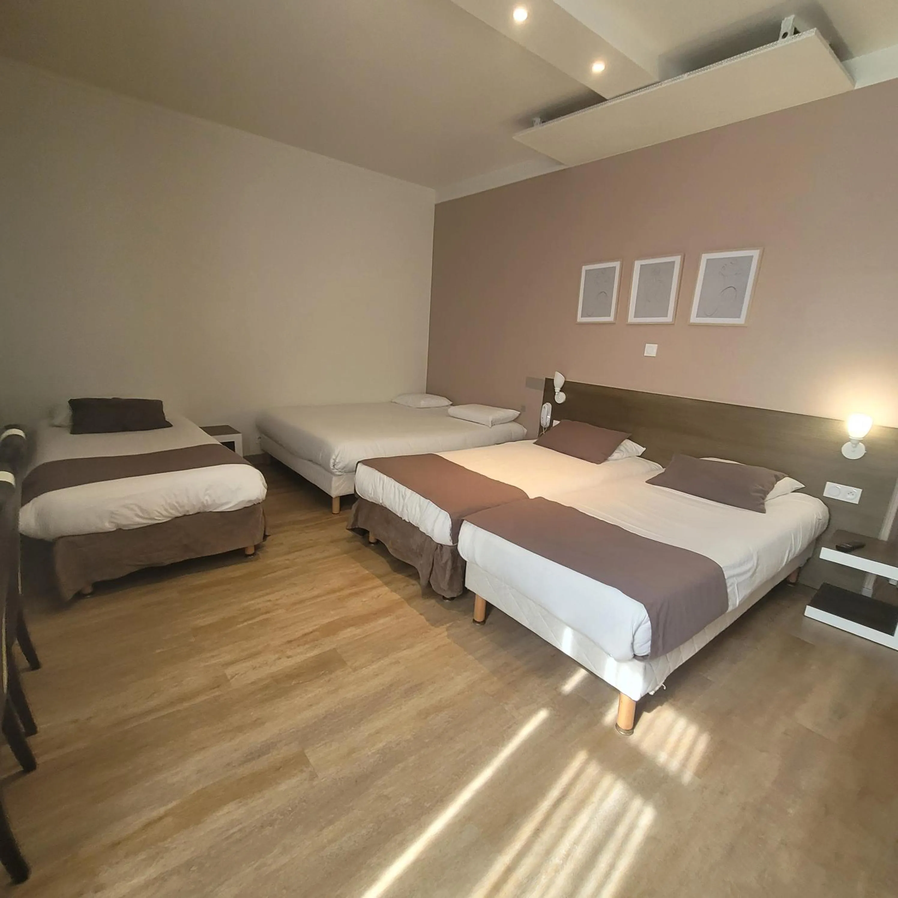 Bed in KYRIAD ORANGE Centre Ville - HOTEL & RESTAURANT & BAR - La Galerie d'Art des Princes - Provence Alpes Côte d'Azur - France - Proche A7-A9 - exit21- Châteauneuf-du-Pape Avignon Bollene Nimes - 24h-24h