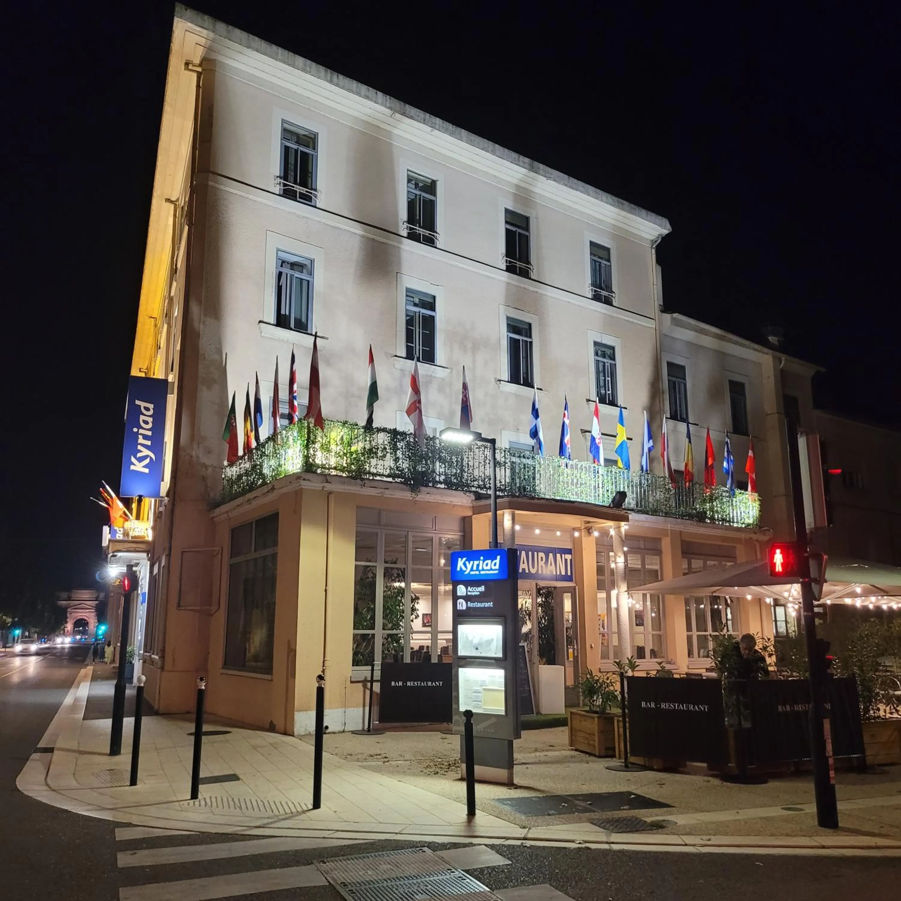 Property building in KYRIAD ORANGE Centre Ville - HOTEL & RESTAURANT & BAR - La Galerie d'Art des Princes - Provence Alpes Côte d'Azur - France - Proche A7-A9 - exit21- Châteauneuf-du-Pape Avignon Bollene Nimes - 24h-24h