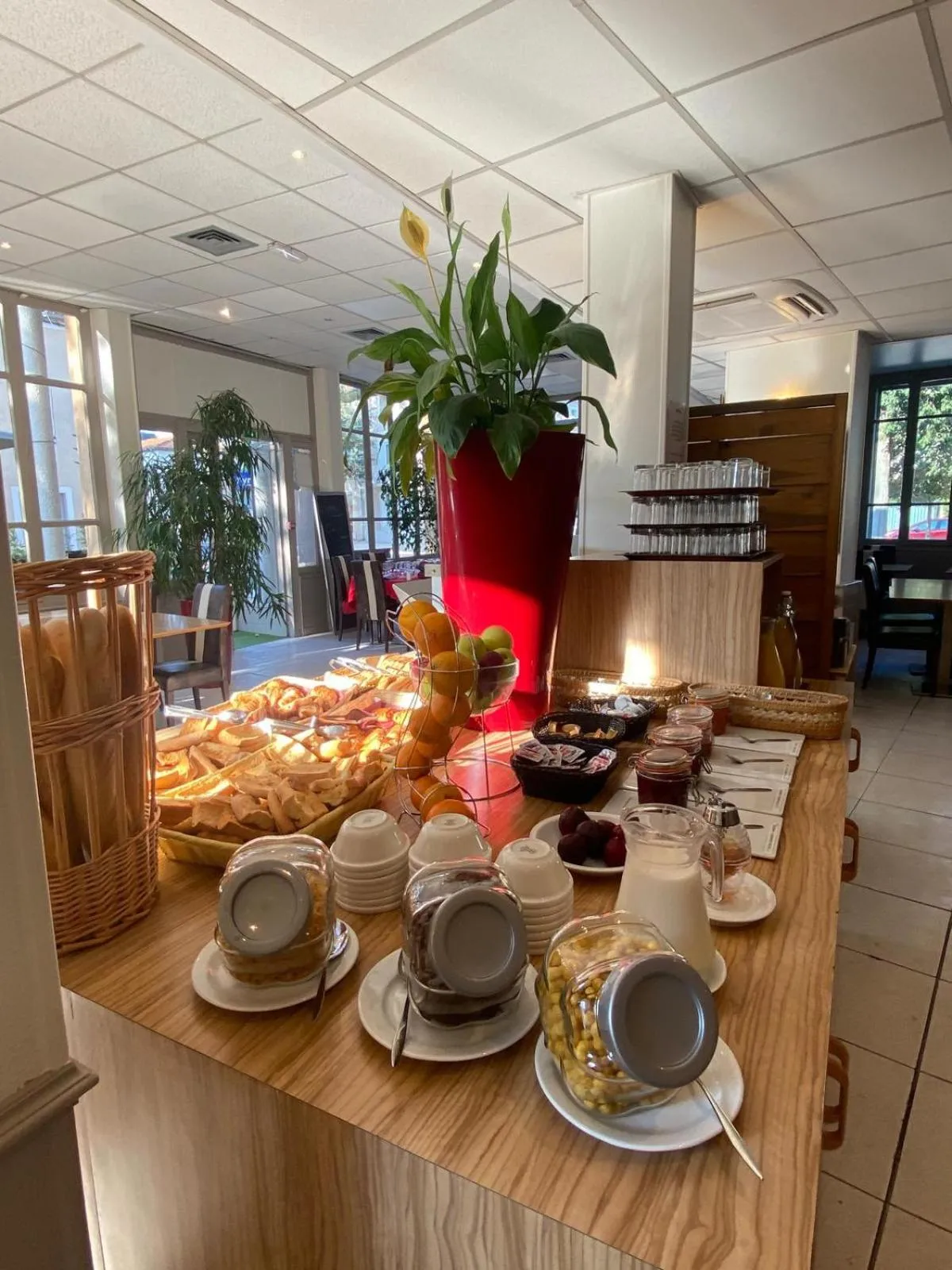 Breakfast in KYRIAD ORANGE Centre Ville - HOTEL & RESTAURANT & BAR - La Galerie d'Art des Princes - Provence Alpes Côte d'Azur - France - Proche A7-A9 - exit21- Châteauneuf-du-Pape Avignon Bollene Nimes - 24h-24h