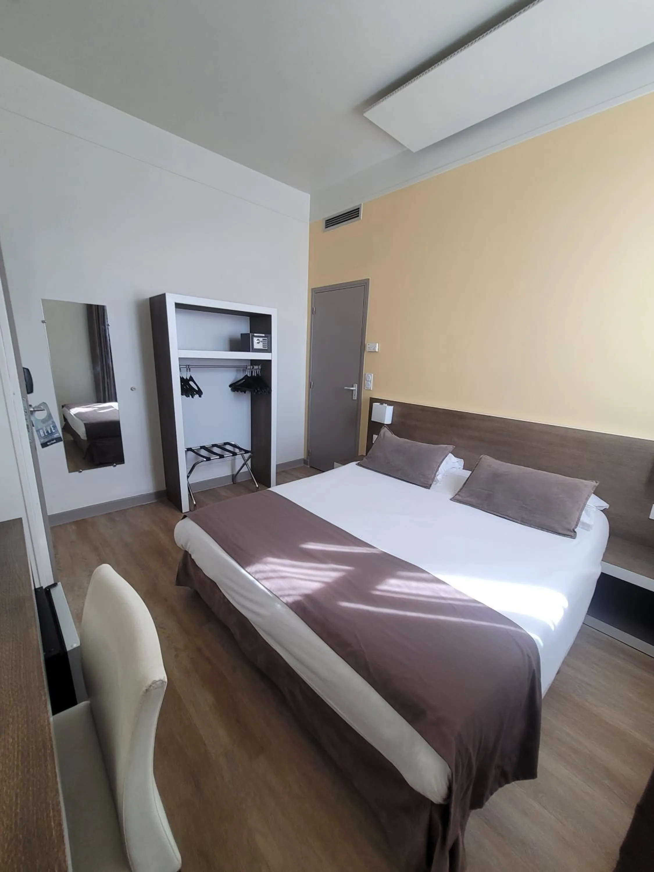 Bed in KYRIAD ORANGE Centre Ville - HOTEL & RESTAURANT & BAR - La Galerie d'Art des Princes - Provence Alpes Côte d'Azur - France - Proche A7-A9 - exit21- Châteauneuf-du-Pape Avignon Bollene Nimes - 24h-24h