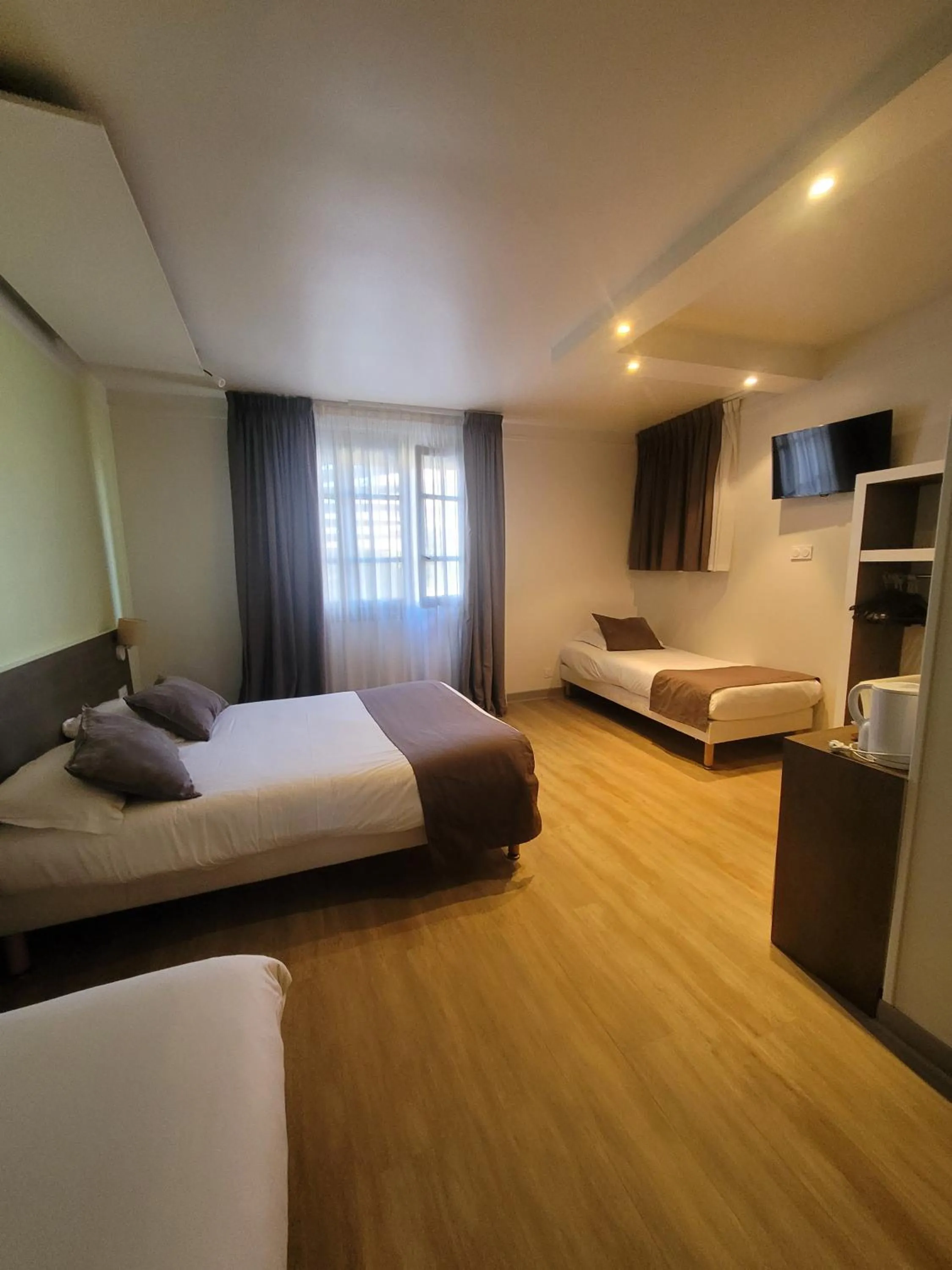 Bed in KYRIAD ORANGE Centre Ville - HOTEL & RESTAURANT & BAR - La Galerie d'Art des Princes - Provence Alpes Côte d'Azur - France - Proche A7-A9 - exit21- Châteauneuf-du-Pape Avignon Bollene Nimes - 24h-24h