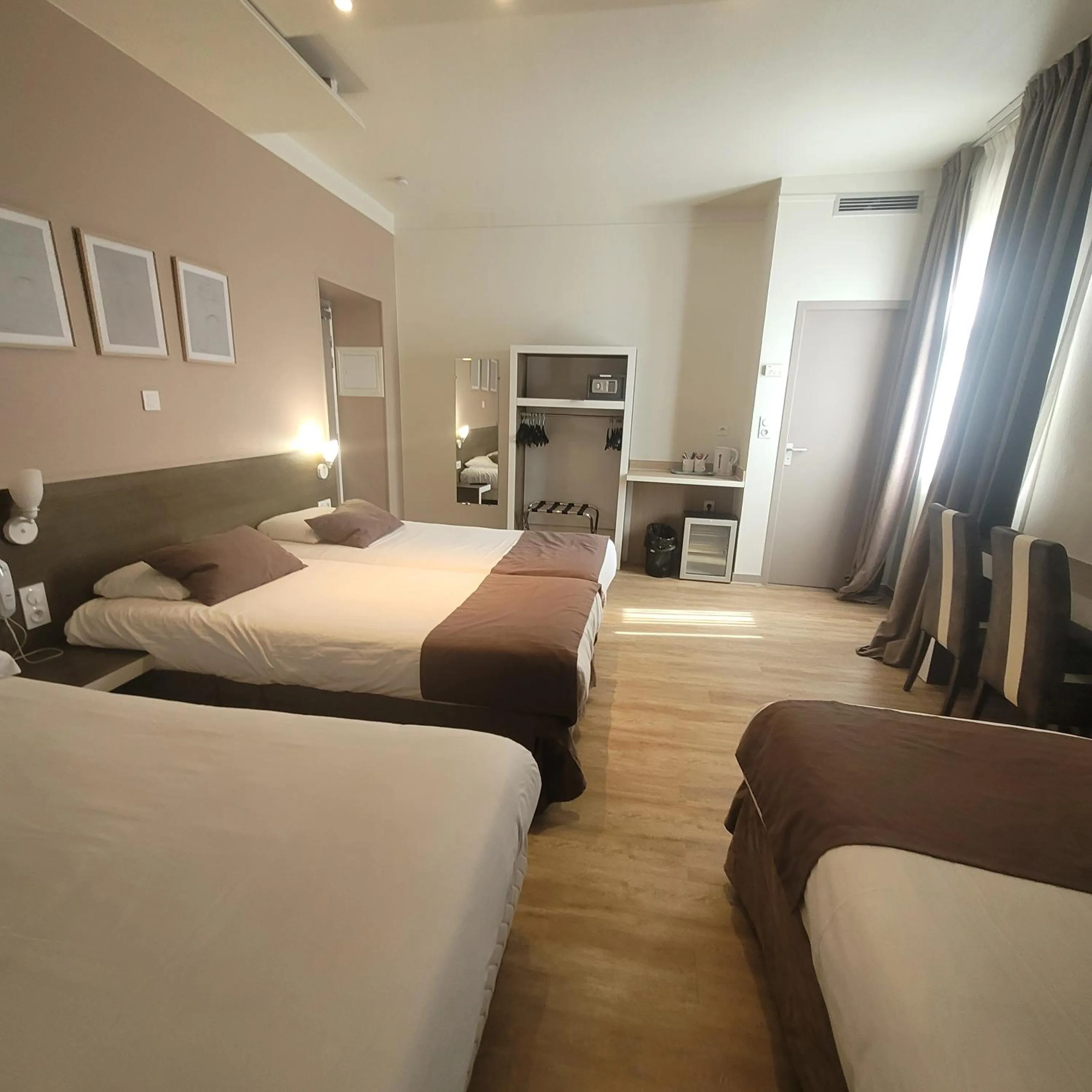 Bed in KYRIAD ORANGE Centre Ville - HOTEL & RESTAURANT & BAR - La Galerie d'Art des Princes - Provence Alpes Côte d'Azur - France - Proche A7-A9 - exit21- Châteauneuf-du-Pape Avignon Bollene Nimes - 24h-24h