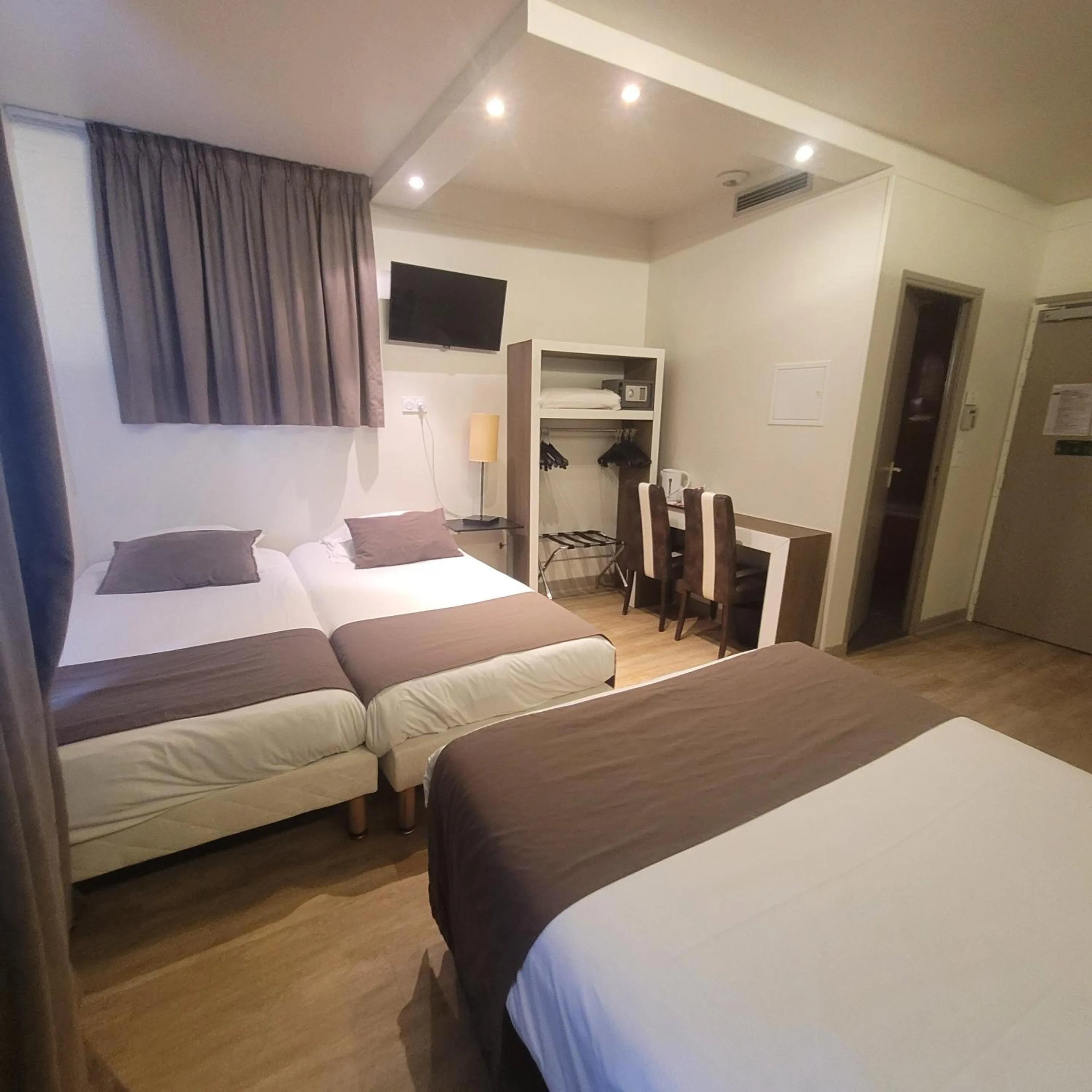 Bed in KYRIAD ORANGE Centre Ville - HOTEL & RESTAURANT & BAR - La Galerie d'Art des Princes - Provence Alpes Côte d'Azur - France - Proche A7-A9 - exit21- Châteauneuf-du-Pape Avignon Bollene Nimes - 24h-24h