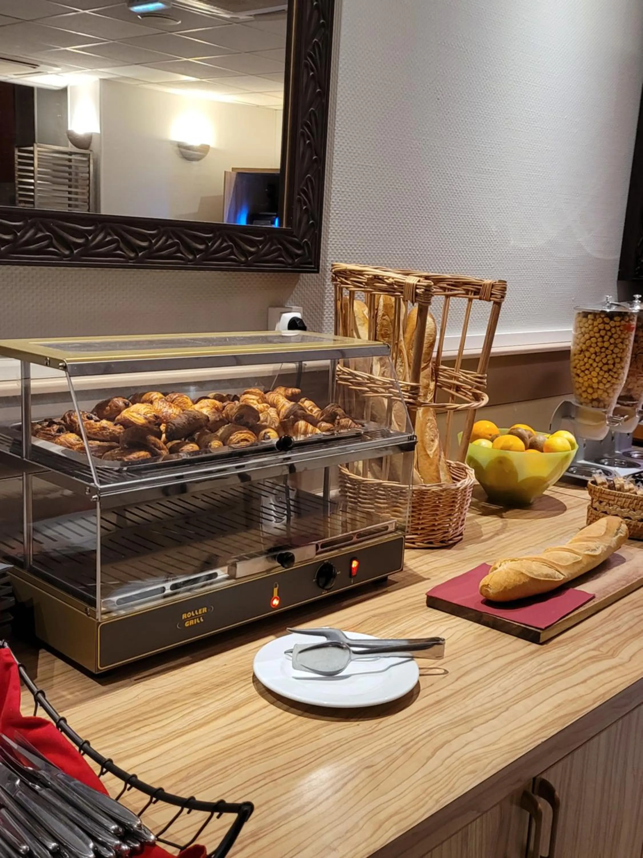 Food and drinks in KYRIAD ORANGE Centre Ville - HOTEL & RESTAURANT & BAR - La Galerie d'Art des Princes - Provence Alpes Côte d'Azur - France - Proche A7-A9 - exit21- Châteauneuf-du-Pape Avignon Bollene Nimes - 24h-24h