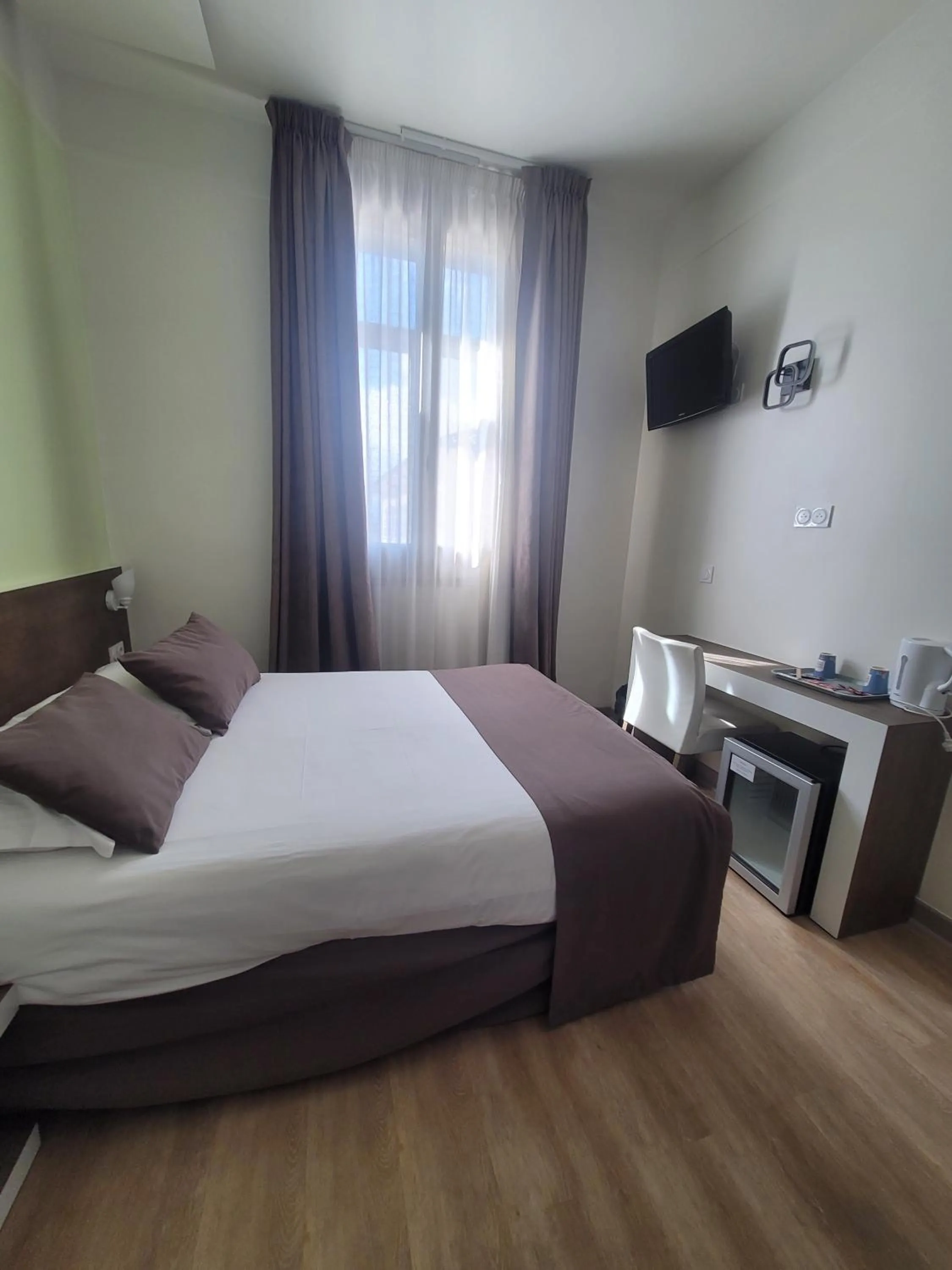 Bed in KYRIAD ORANGE Centre Ville - HOTEL & RESTAURANT & BAR - La Galerie d'Art des Princes - Provence Alpes Côte d'Azur - France - Proche A7-A9 - exit21- Châteauneuf-du-Pape Avignon Bollene Nimes - 24h-24h