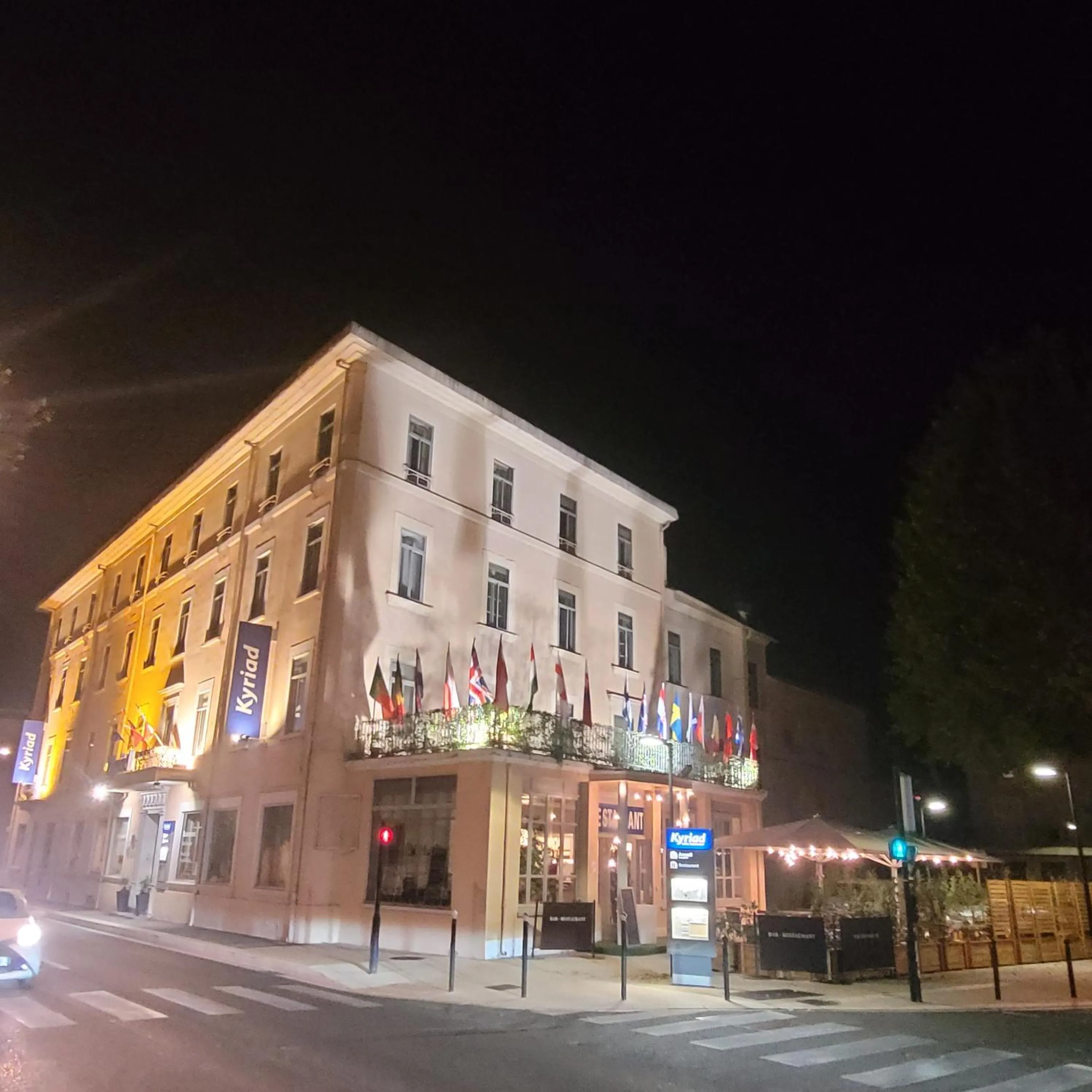 Property building in KYRIAD ORANGE Centre Ville - HOTEL & RESTAURANT & BAR - La Galerie d'Art des Princes - Provence Alpes Côte d'Azur - France - Proche A7-A9 - exit21- Châteauneuf-du-Pape Avignon Bollene Nimes - 24h-24h