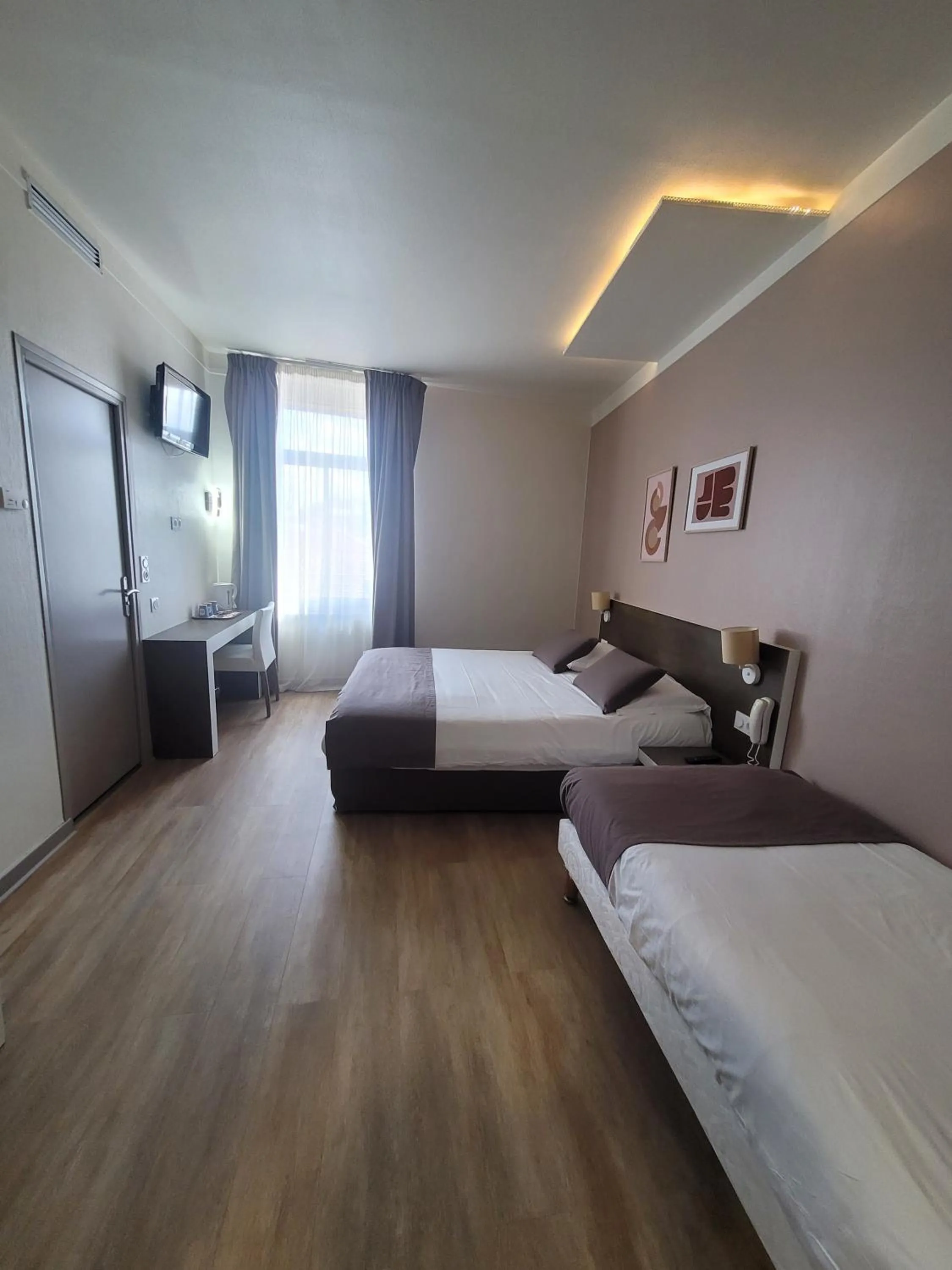 Bed in KYRIAD ORANGE Centre Ville - HOTEL & RESTAURANT & BAR - La Galerie d'Art des Princes - Provence Alpes Côte d'Azur - France - Proche A7-A9 - exit21- Châteauneuf-du-Pape Avignon Bollene Nimes - 24h-24h