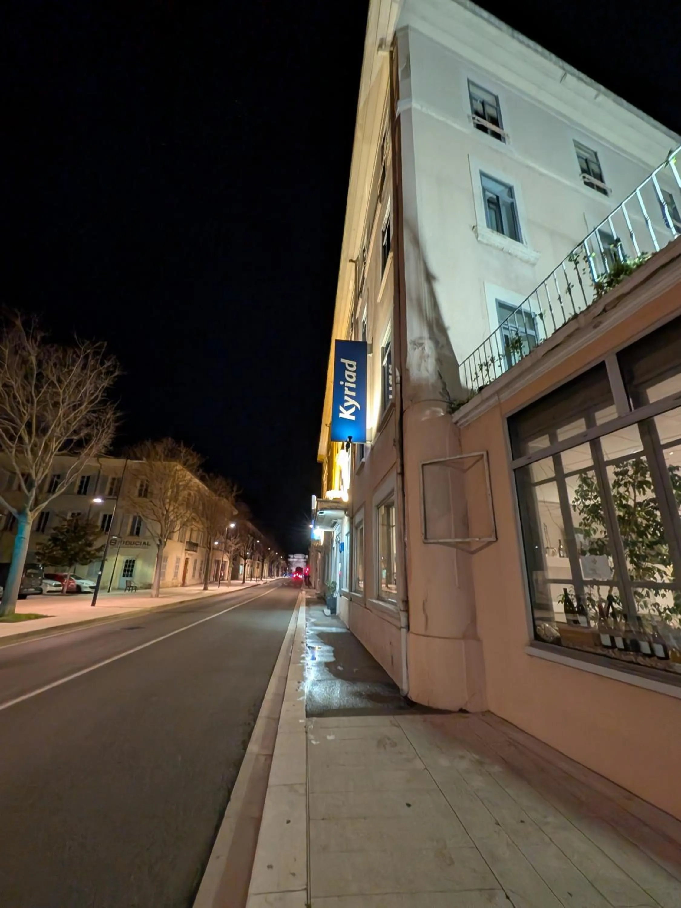 Entertainment in KYRIAD ORANGE Centre Ville - HOTEL & RESTAURANT & BAR - La Galerie d'Art des Princes - Provence Alpes Côte d'Azur - France - Proche A7-A9 - exit21- Châteauneuf-du-Pape Avignon Bollene Nimes - 24h-24h