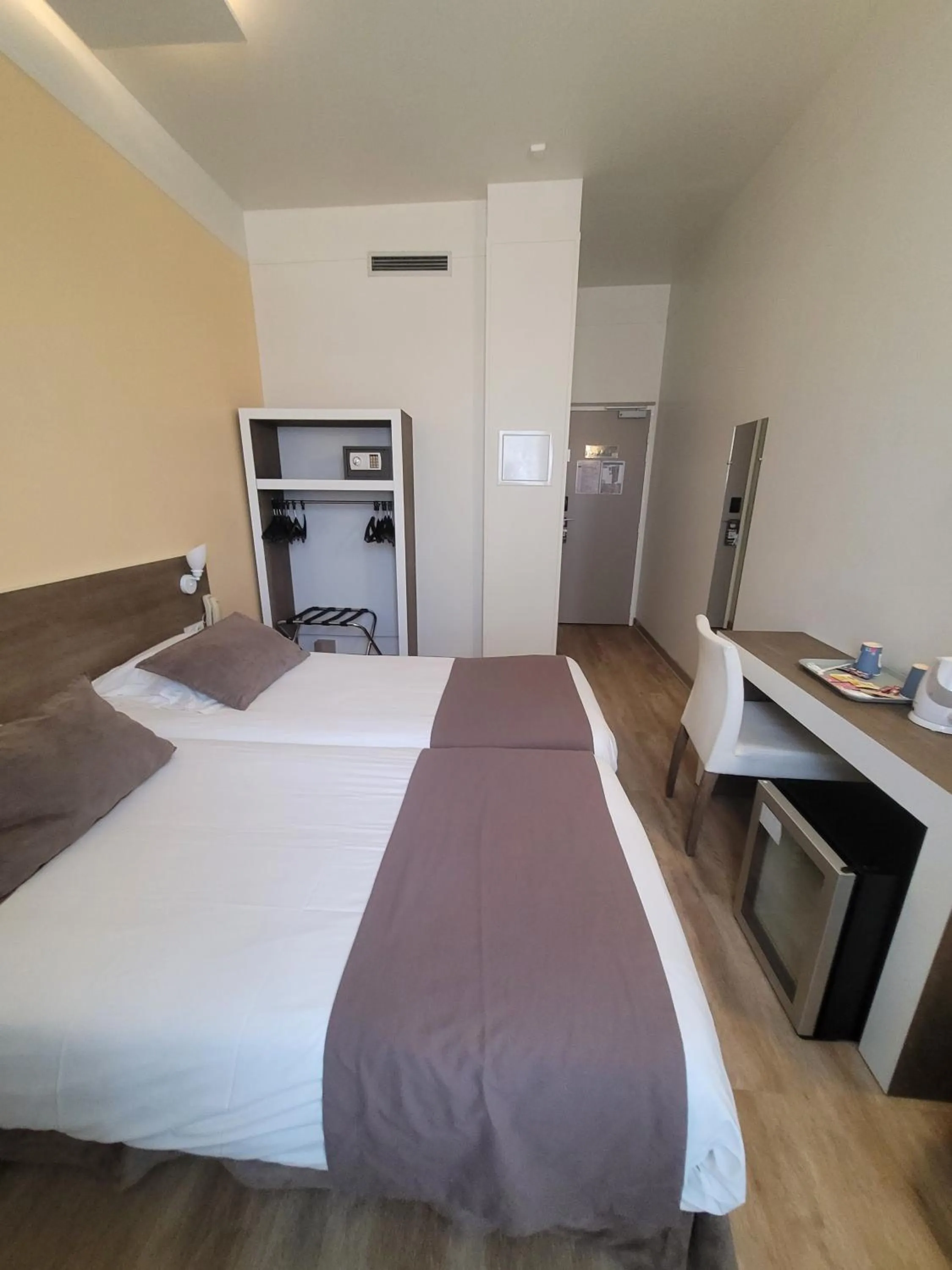 Bed in KYRIAD ORANGE Centre Ville - HOTEL & RESTAURANT & BAR - La Galerie d'Art des Princes - Provence Alpes Côte d'Azur - France - Proche A7-A9 - exit21- Châteauneuf-du-Pape Avignon Bollene Nimes - 24h-24h