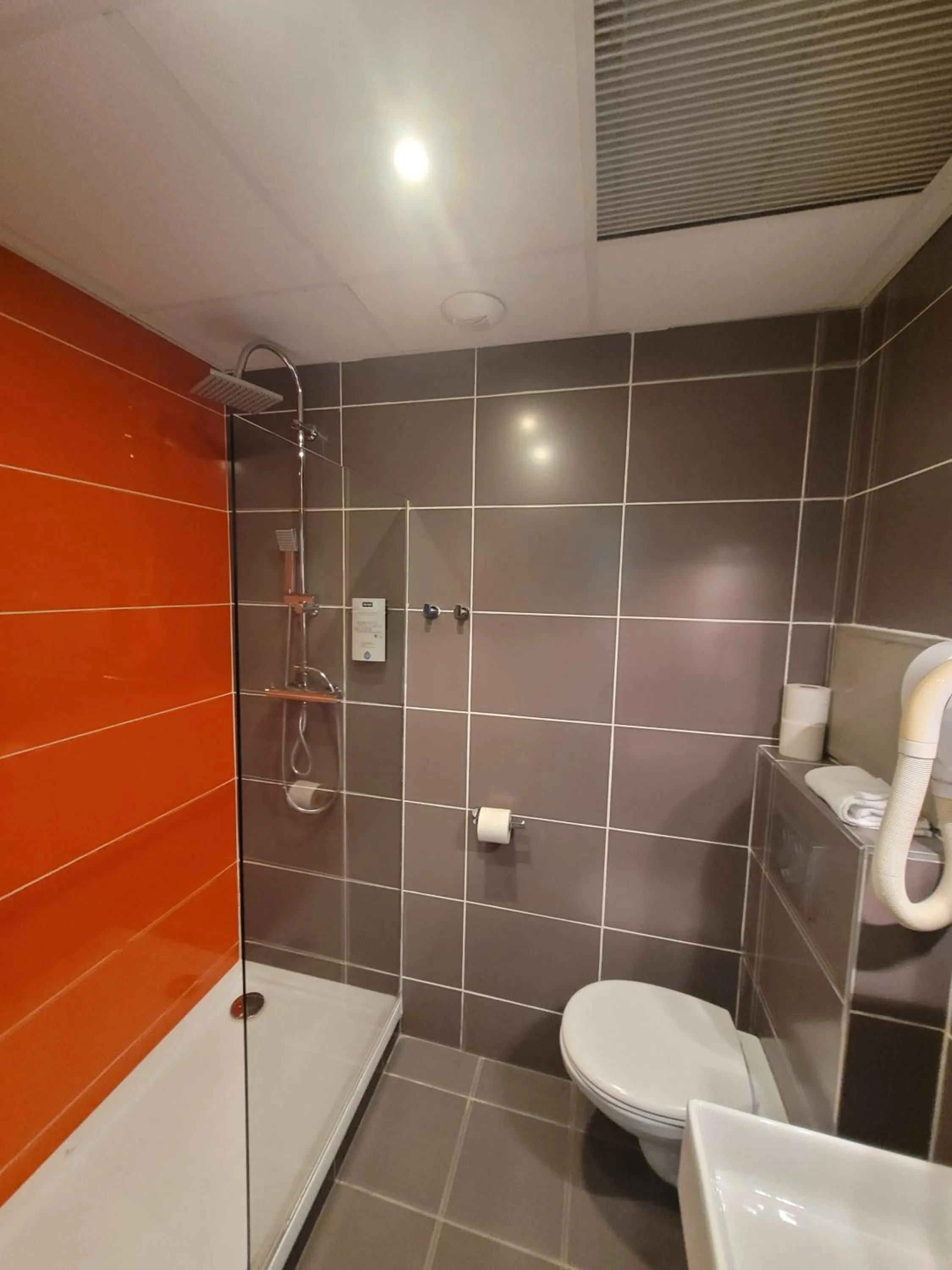 Shower in KYRIAD ORANGE Centre Ville - HOTEL & RESTAURANT & BAR - La Galerie d'Art des Princes - Provence Alpes Côte d'Azur - France - Proche A7-A9 - exit21- Châteauneuf-du-Pape Avignon Bollene Nimes - 24h-24h