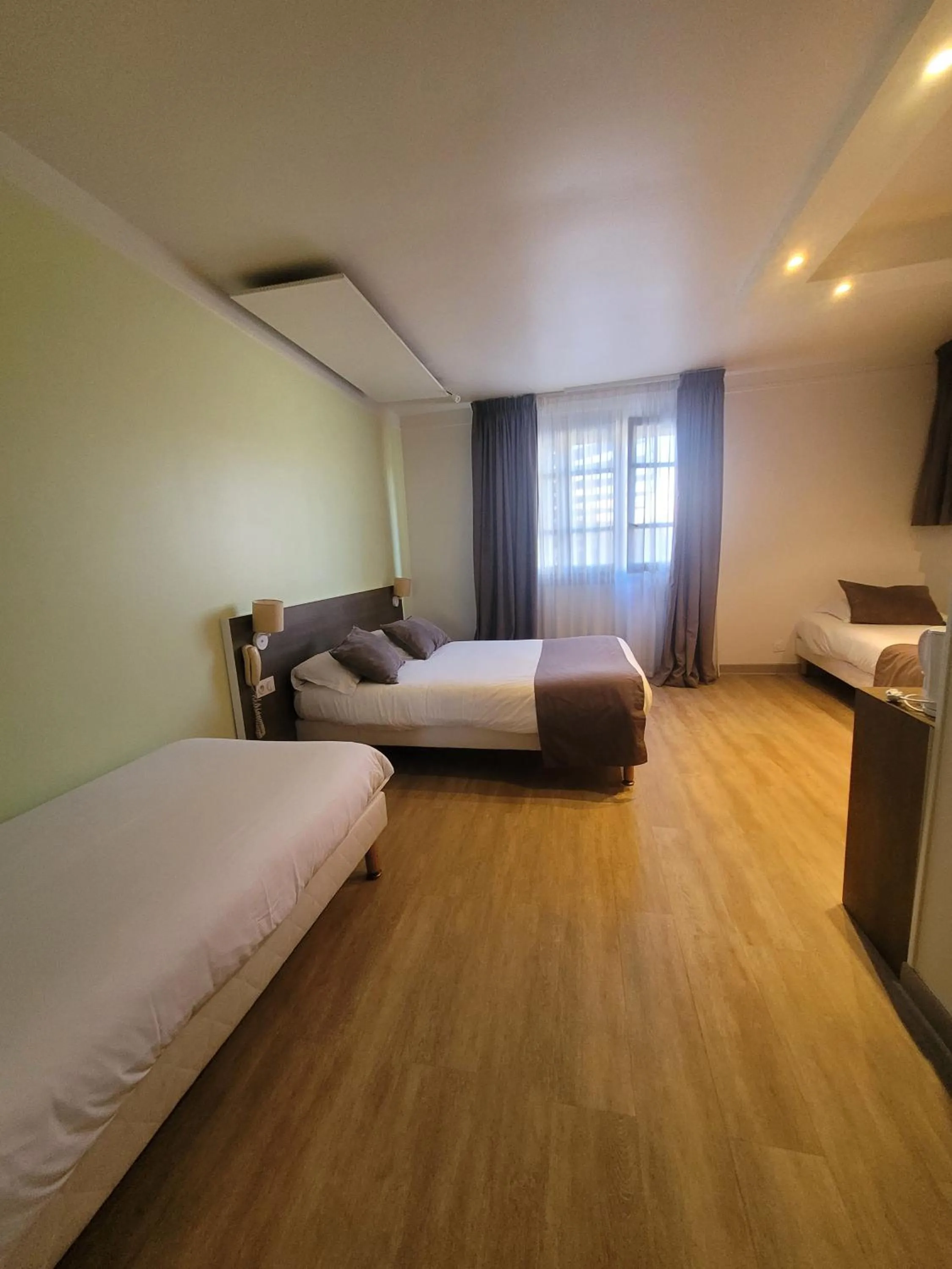 Bed in KYRIAD ORANGE Centre Ville - HOTEL & RESTAURANT & BAR - La Galerie d'Art des Princes - Provence Alpes Côte d'Azur - France - Proche A7-A9 - exit21- Châteauneuf-du-Pape Avignon Bollene Nimes - 24h-24h