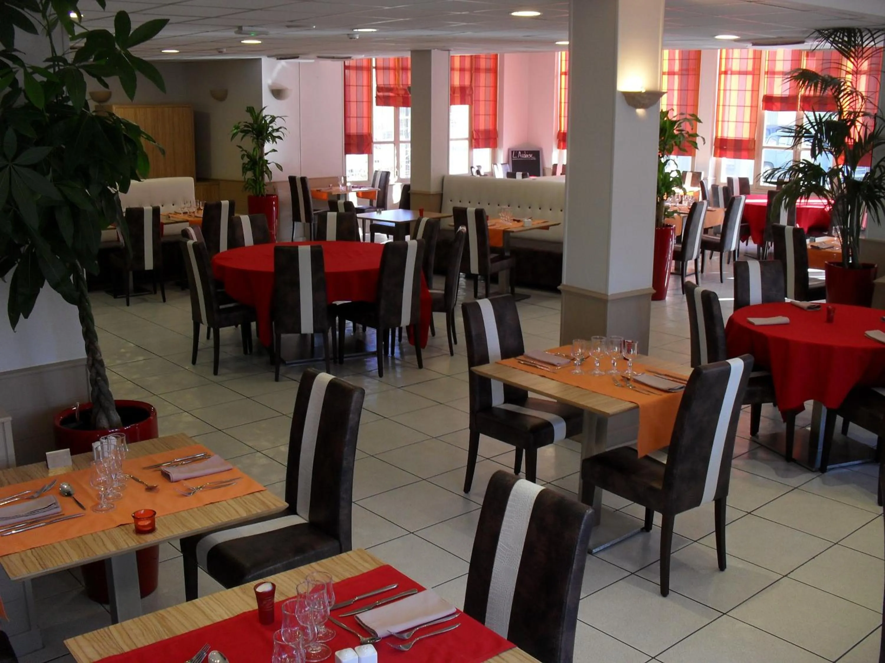 Restaurant/places to eat in KYRIAD ORANGE Centre Ville - HOTEL & RESTAURANT & BAR - La Galerie d'Art des Princes - Provence Alpes Côte d'Azur - France - Proche A7-A9 - exit21- Châteauneuf-du-Pape Avignon Bollene Nimes - 24h-24h