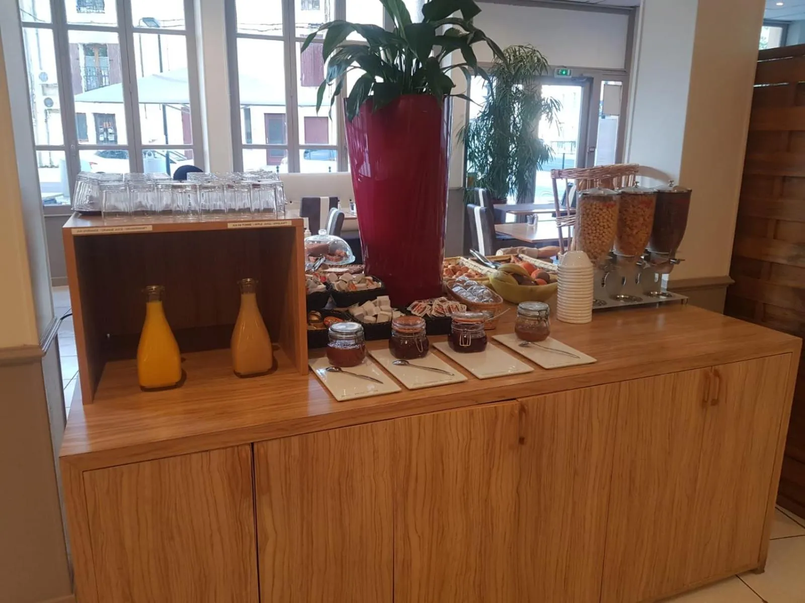 Food and drinks in KYRIAD ORANGE Centre Ville - HOTEL & RESTAURANT & BAR - La Galerie d'Art des Princes - Provence Alpes Côte d'Azur - France - Proche A7-A9 - exit21- Châteauneuf-du-Pape Avignon Bollene Nimes - 24h-24h