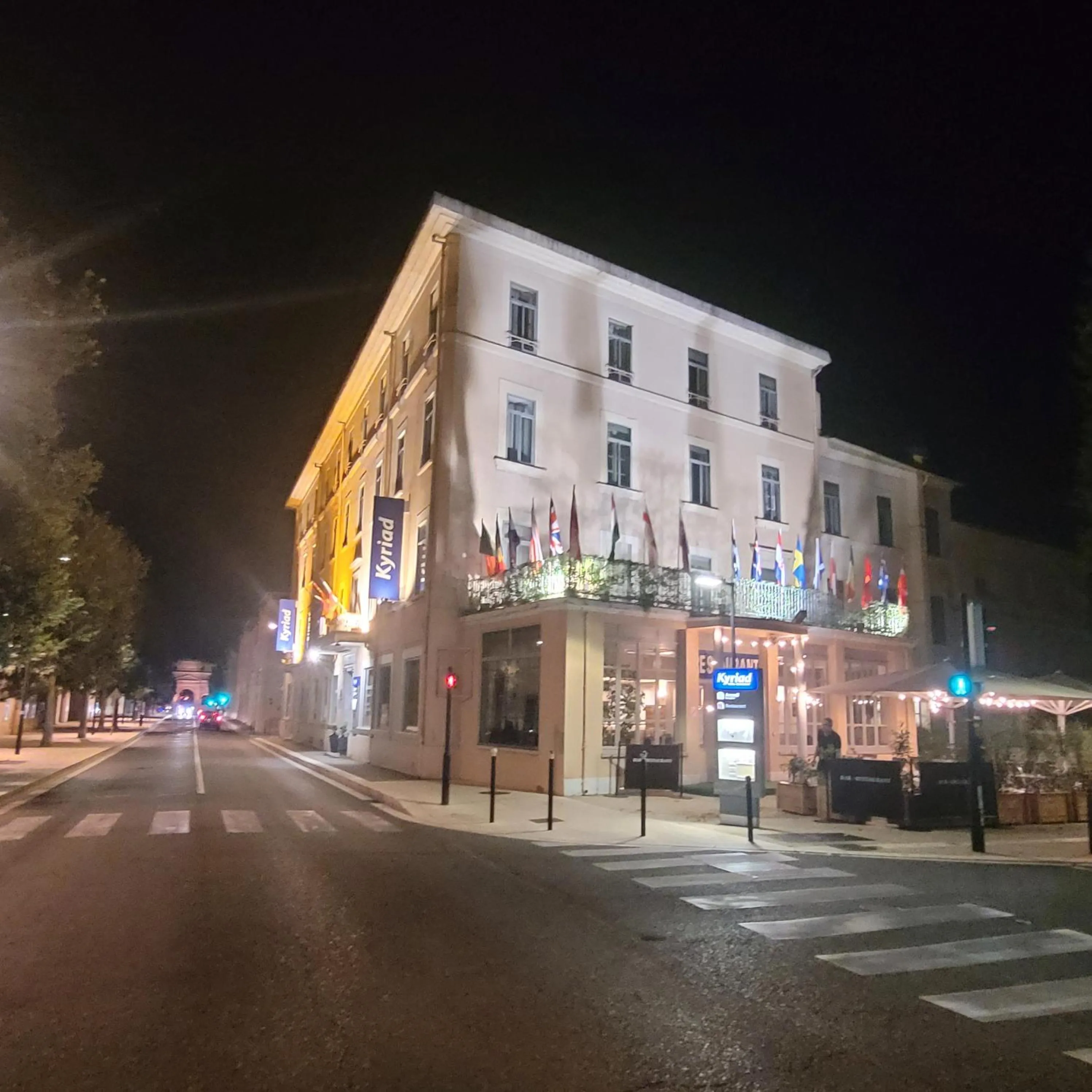 Property building in KYRIAD ORANGE Centre Ville - HOTEL & RESTAURANT & BAR - La Galerie d'Art des Princes - Provence Alpes Côte d'Azur - France - Proche A7-A9 - exit21- Châteauneuf-du-Pape Avignon Bollene Nimes - 24h-24h