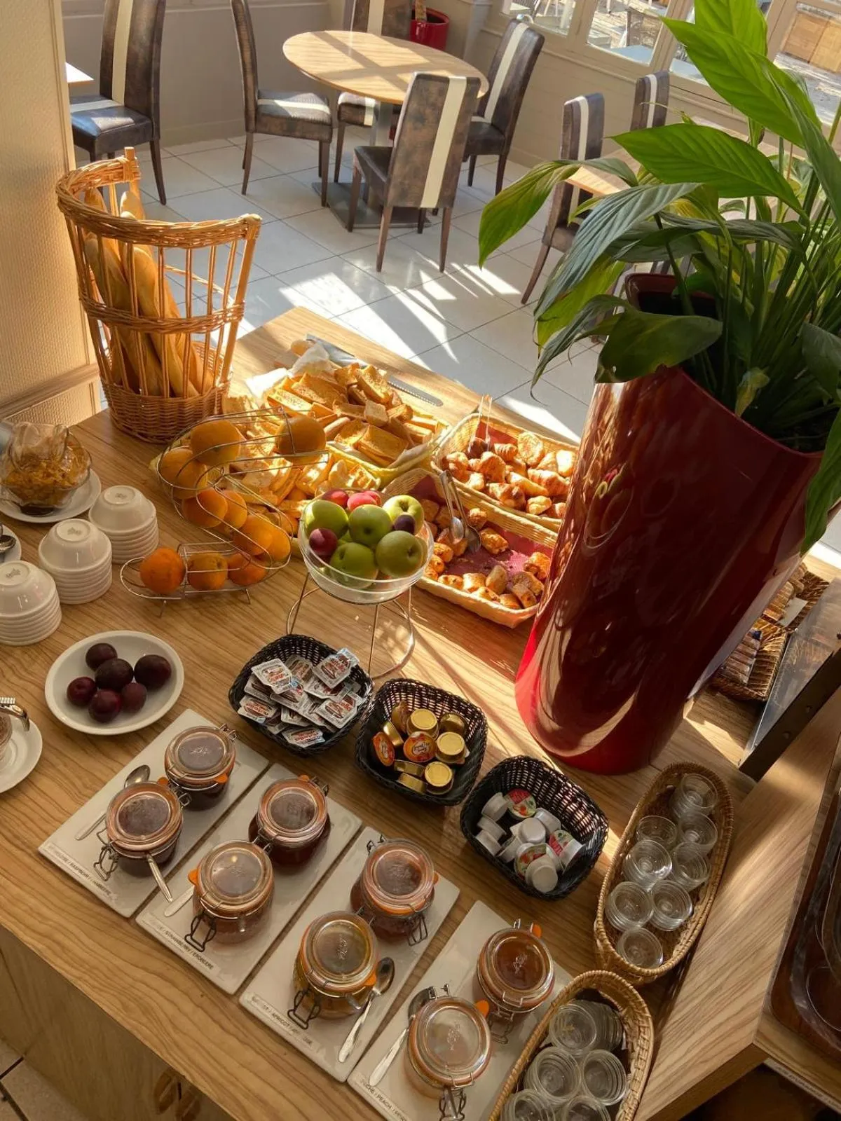 Breakfast in KYRIAD ORANGE Centre Ville - HOTEL & RESTAURANT & BAR - La Galerie d'Art des Princes - Provence Alpes Côte d'Azur - France - Proche A7-A9 - exit21- Châteauneuf-du-Pape Avignon Bollene Nimes - 24h-24h