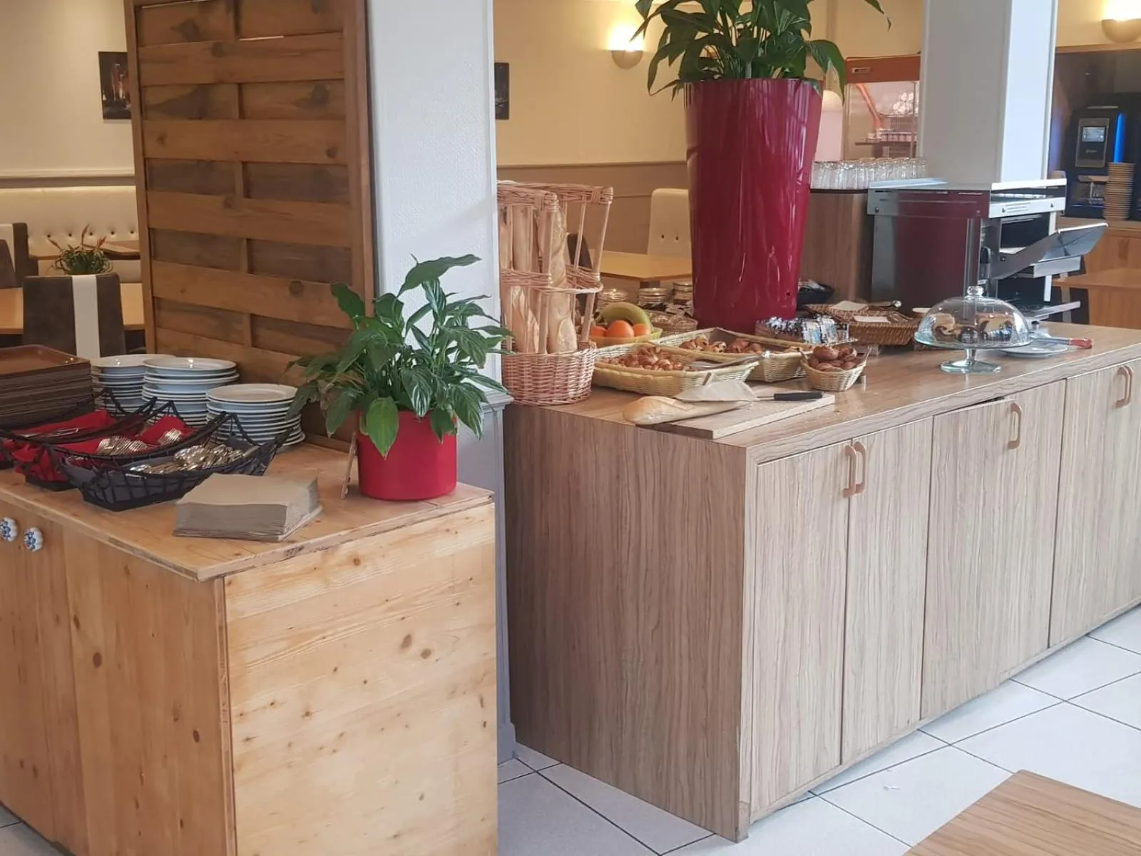 Food and drinks in KYRIAD ORANGE Centre Ville - HOTEL & RESTAURANT & BAR - La Galerie d'Art des Princes - Provence Alpes Côte d'Azur - France - Proche A7-A9 - exit21- Châteauneuf-du-Pape Avignon Bollene Nimes - 24h-24h