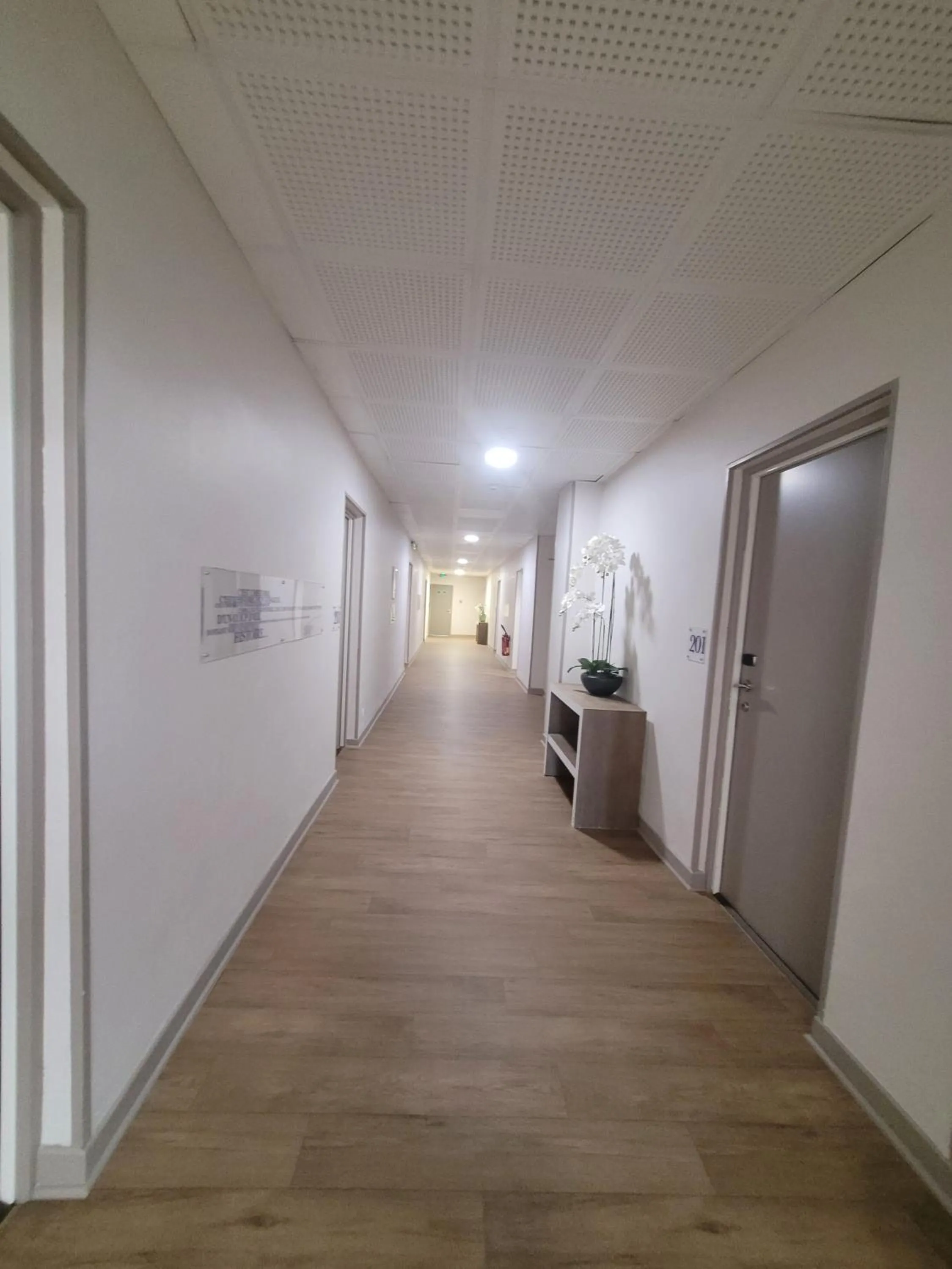 Property building in KYRIAD ORANGE Centre Ville - HOTEL & RESTAURANT & BAR - La Galerie d'Art des Princes - Provence Alpes Côte d'Azur - France - Proche A7-A9 - exit21- Châteauneuf-du-Pape Avignon Bollene Nimes - 24h-24h