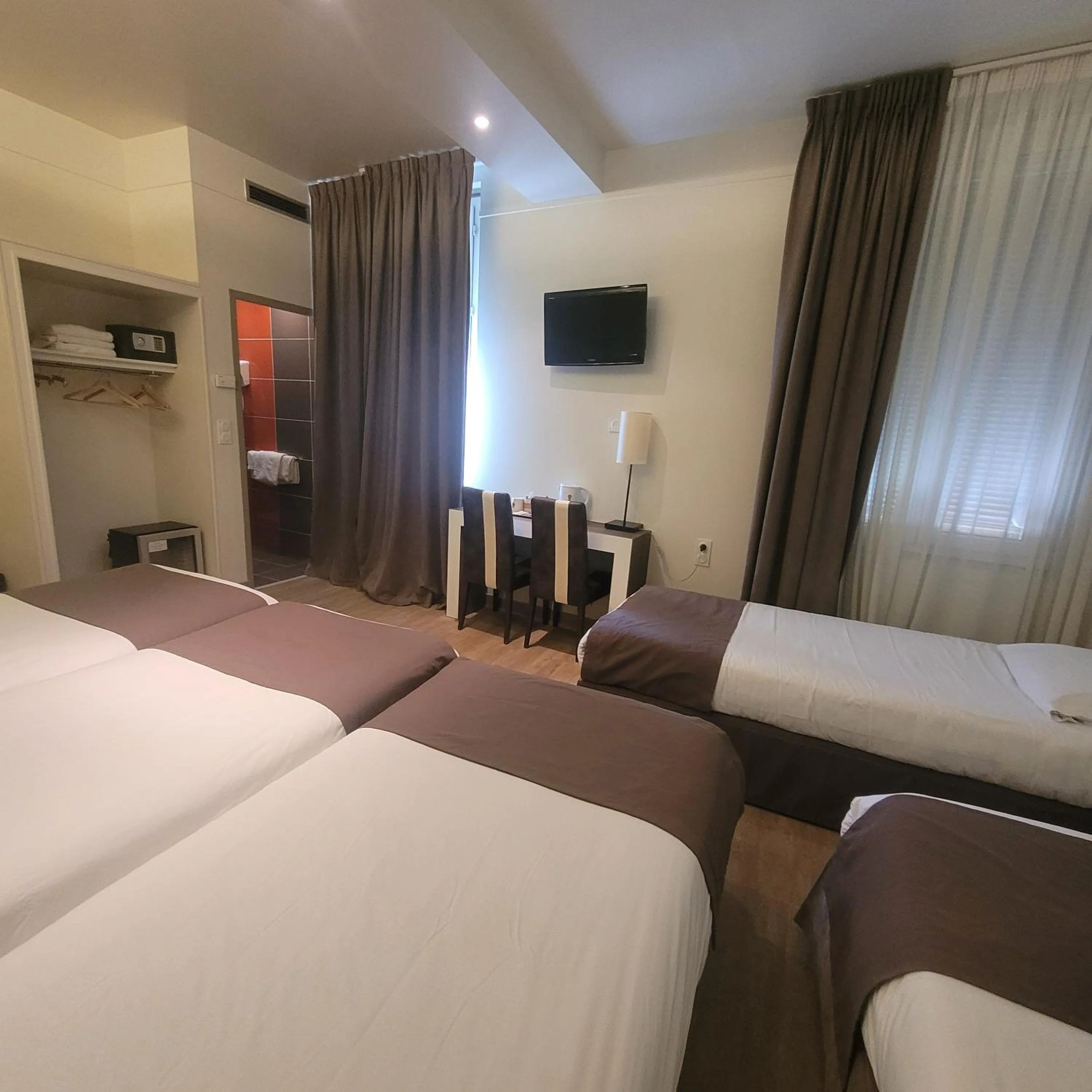 Bed in KYRIAD ORANGE Centre Ville - HOTEL & RESTAURANT & BAR - La Galerie d'Art des Princes - Provence Alpes Côte d'Azur - France - Proche A7-A9 - exit21- Châteauneuf-du-Pape Avignon Bollene Nimes - 24h-24h