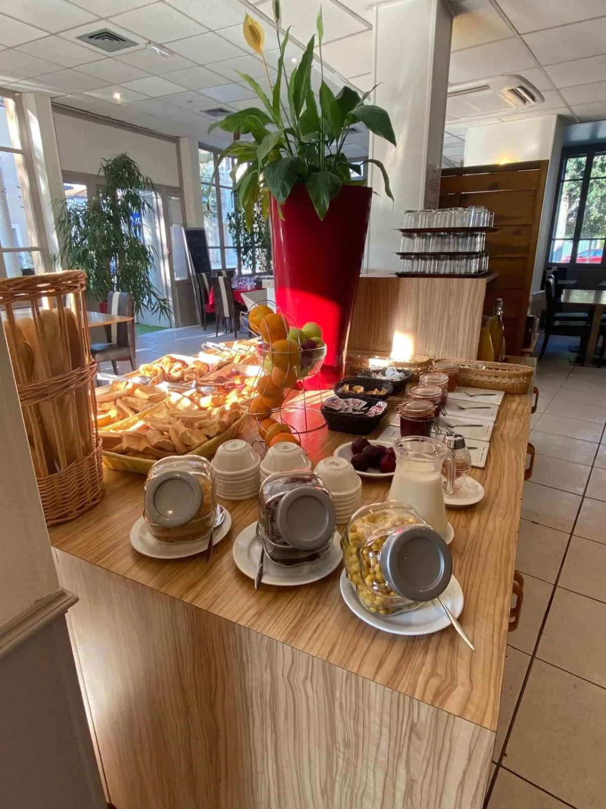 Breakfast in KYRIAD ORANGE Centre Ville - HOTEL & RESTAURANT & BAR - La Galerie d'Art des Princes - Provence Alpes Côte d'Azur - France - Proche A7-A9 - exit21- Châteauneuf-du-Pape Avignon Bollene Nimes - 24h-24h