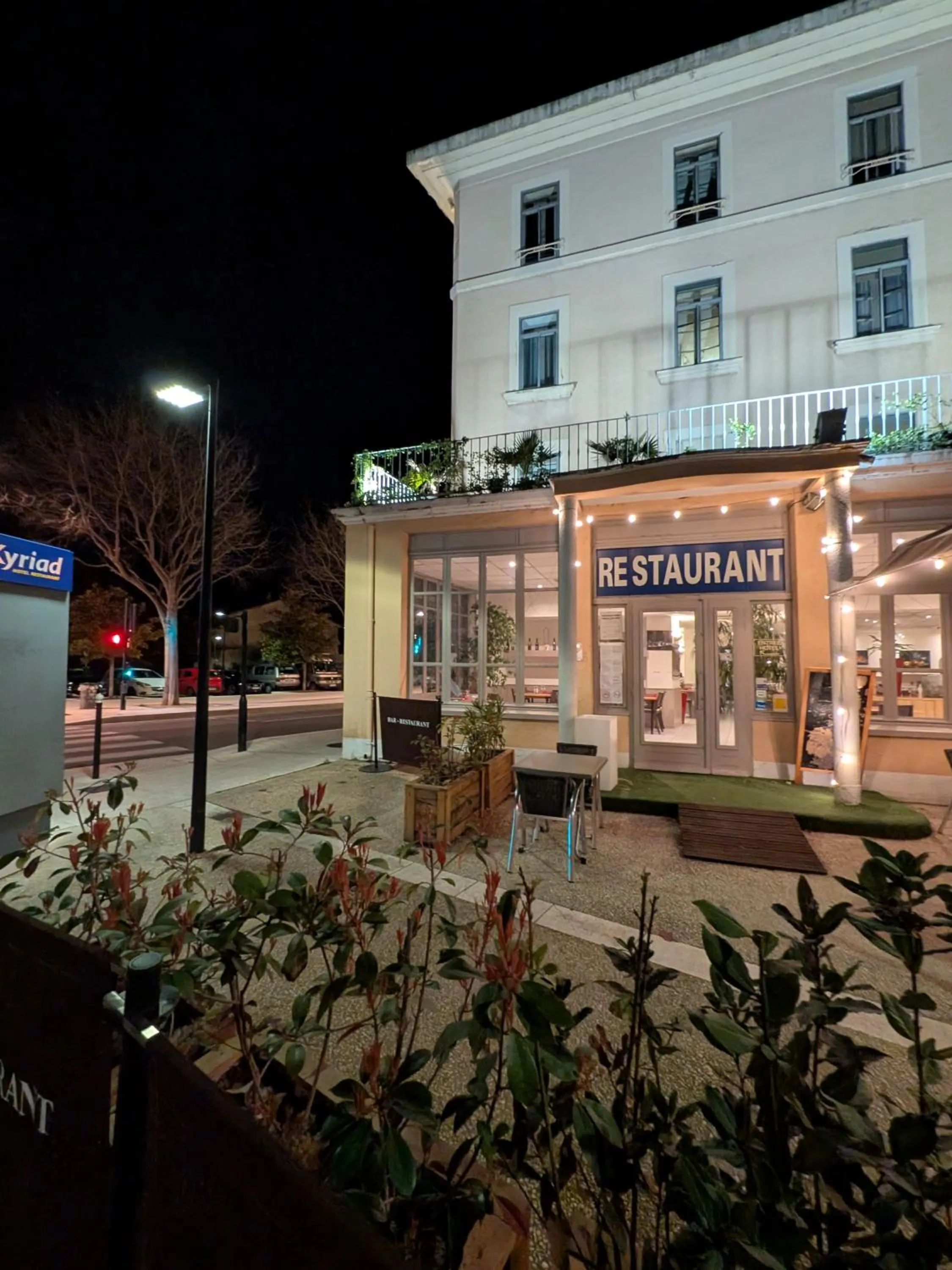 Street view in KYRIAD ORANGE Centre Ville - HOTEL & RESTAURANT & BAR - La Galerie d'Art des Princes - Provence Alpes Côte d'Azur - France - Proche A7-A9 - exit21- Châteauneuf-du-Pape Avignon Bollene Nimes - 24h-24h