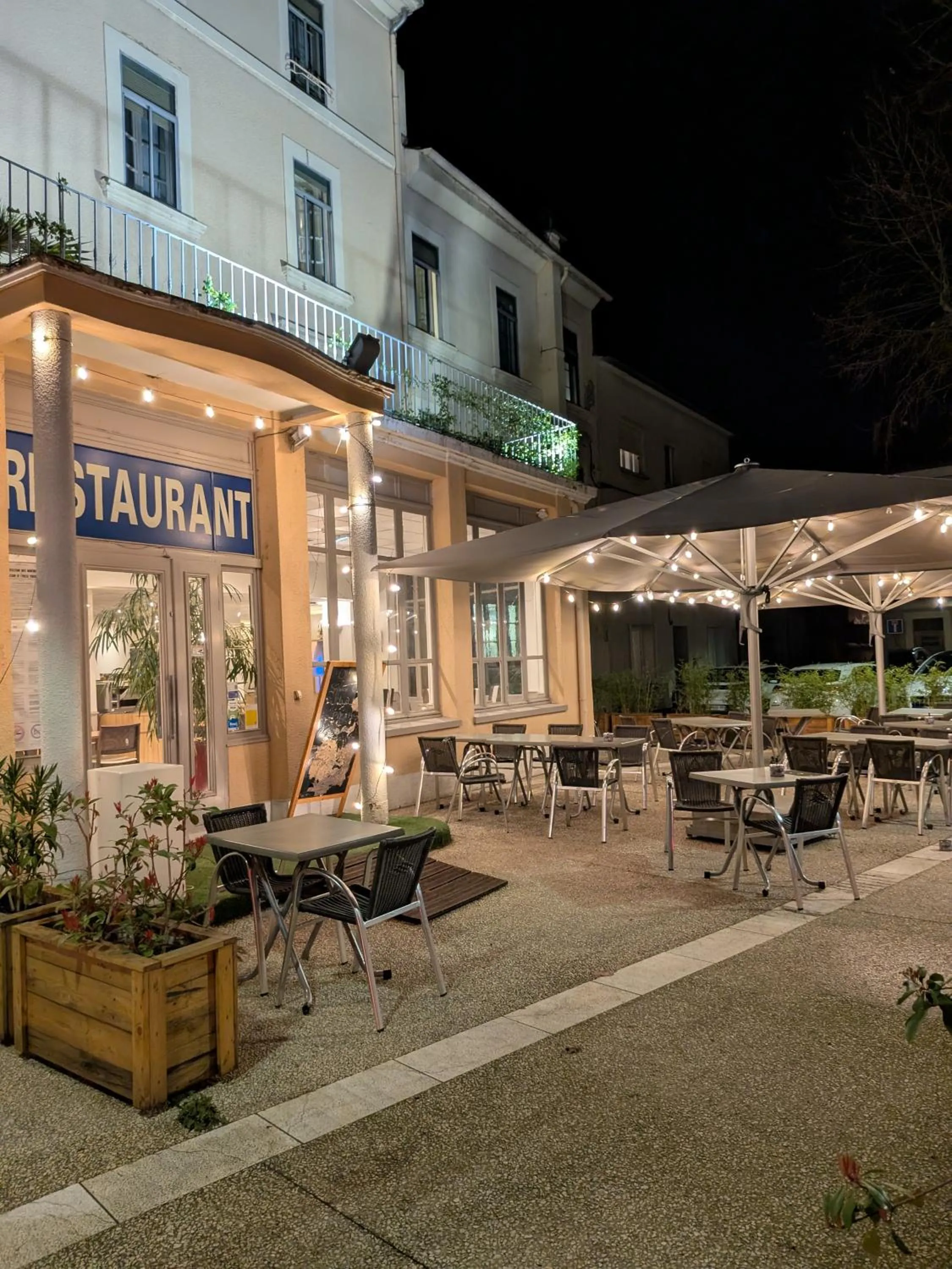 Property building in KYRIAD ORANGE Centre Ville - HOTEL & RESTAURANT & BAR - La Galerie d'Art des Princes - Provence Alpes Côte d'Azur - France - Proche A7-A9 - exit21- Châteauneuf-du-Pape Avignon Bollene Nimes - 24h-24h