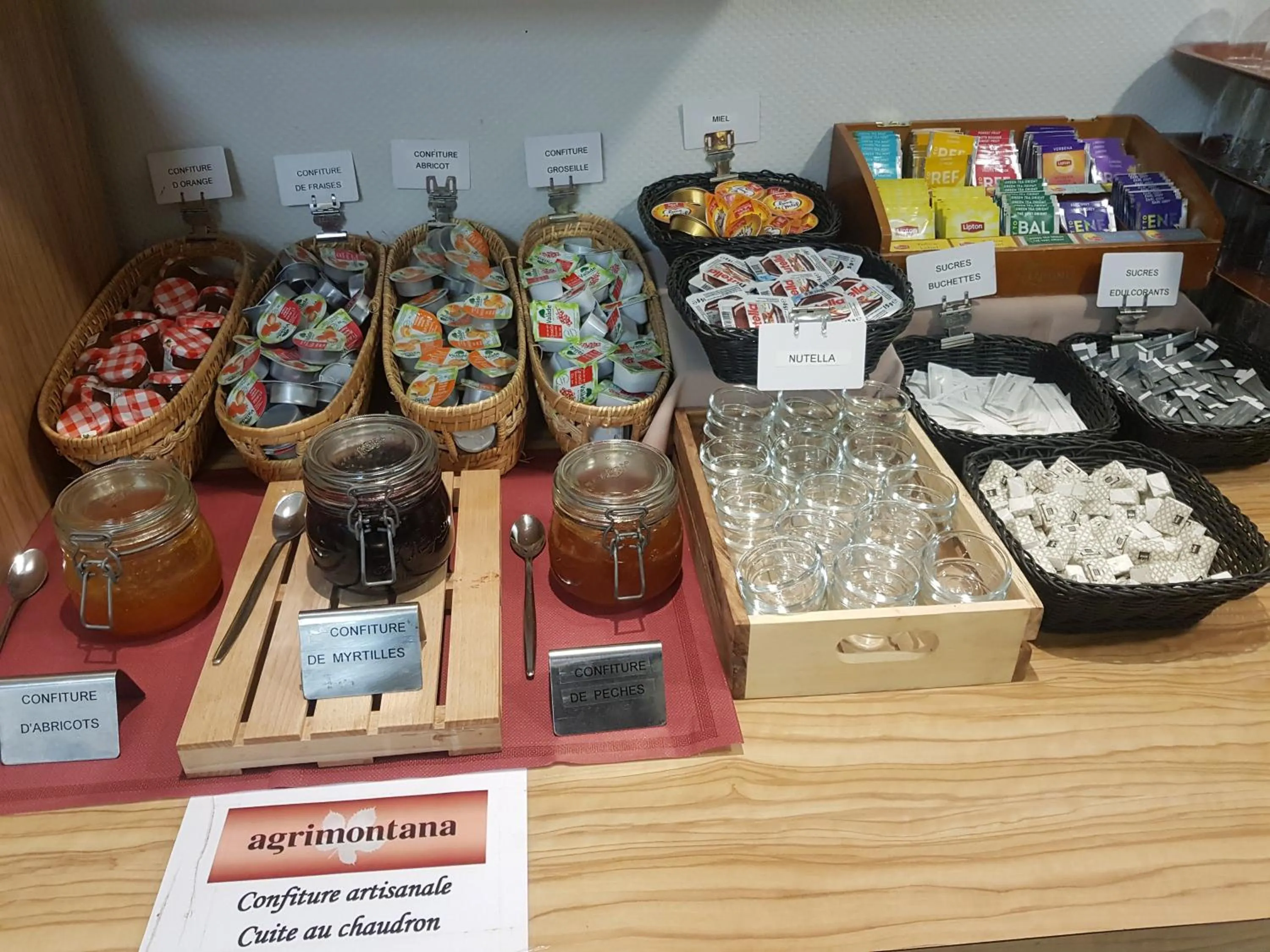 Food and drinks in KYRIAD ORANGE Centre Ville - HOTEL & RESTAURANT & BAR - La Galerie d'Art des Princes - Provence Alpes Côte d'Azur - France - Proche A7-A9 - exit21- Châteauneuf-du-Pape Avignon Bollene Nimes - 24h-24h