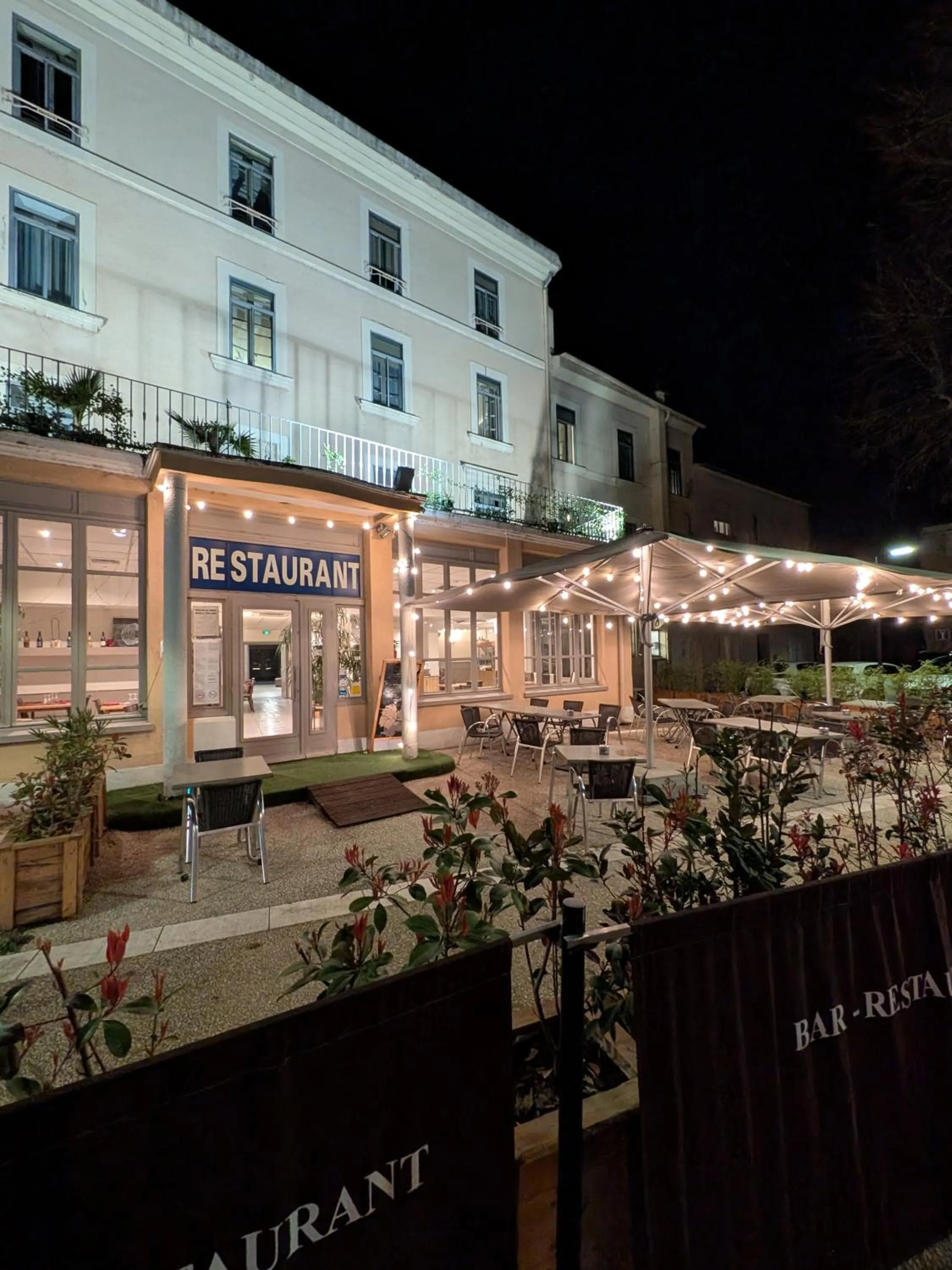 Street view in KYRIAD ORANGE Centre Ville - HOTEL & RESTAURANT & BAR - La Galerie d'Art des Princes - Provence Alpes Côte d'Azur - France - Proche A7-A9 - exit21- Châteauneuf-du-Pape Avignon Bollene Nimes - 24h-24h