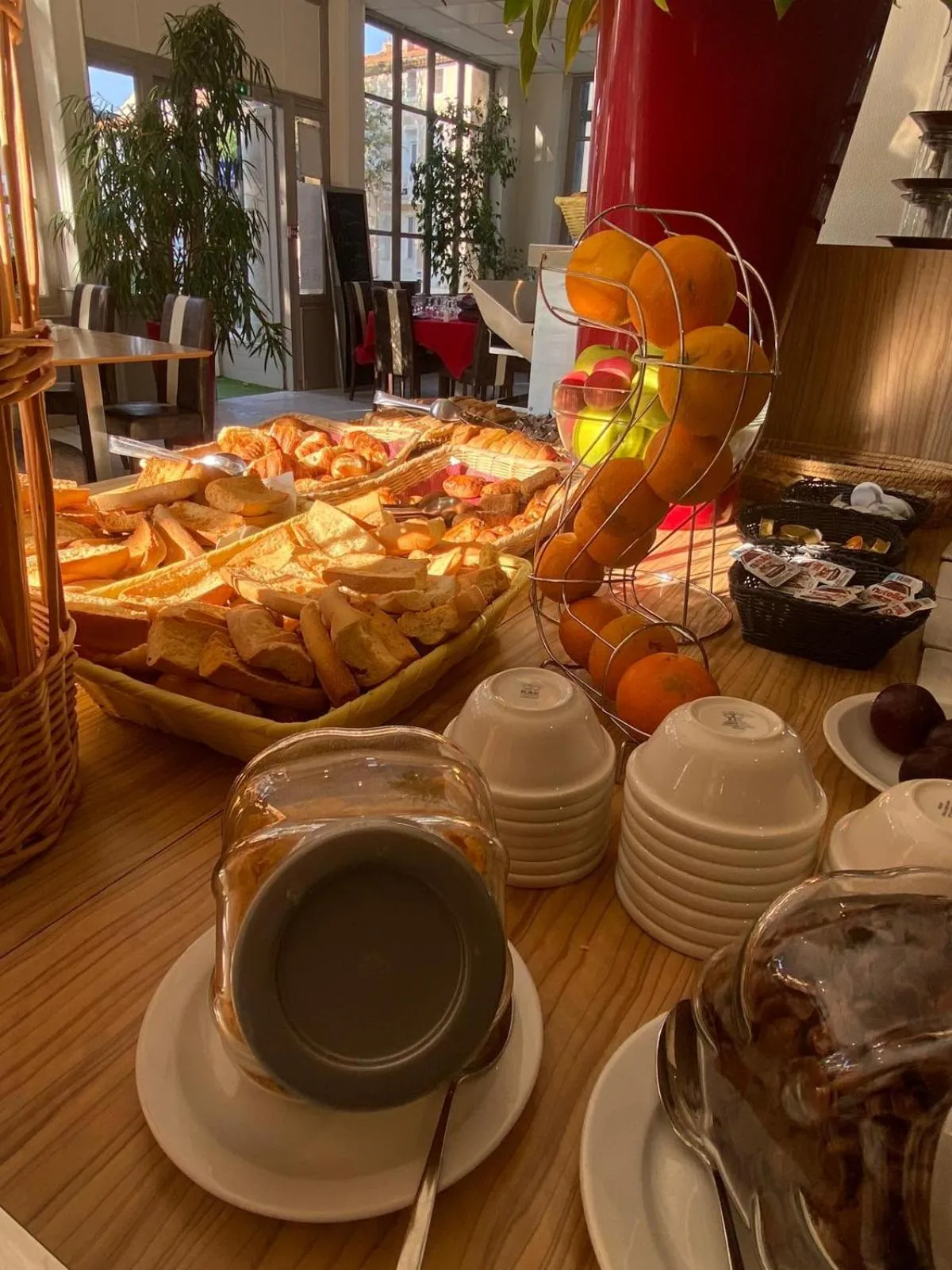 Restaurant/places to eat in KYRIAD ORANGE Centre Ville - HOTEL & RESTAURANT & BAR - La Galerie d'Art des Princes - Provence Alpes Côte d'Azur - France - Proche A7-A9 - exit21- Châteauneuf-du-Pape Avignon Bollene Nimes - 24h-24h