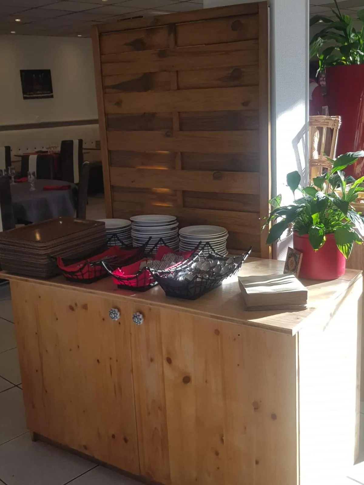 Food and drinks in KYRIAD ORANGE Centre Ville - HOTEL & RESTAURANT & BAR - La Galerie d'Art des Princes - Provence Alpes Côte d'Azur - France - Proche A7-A9 - exit21- Châteauneuf-du-Pape Avignon Bollene Nimes - 24h-24h