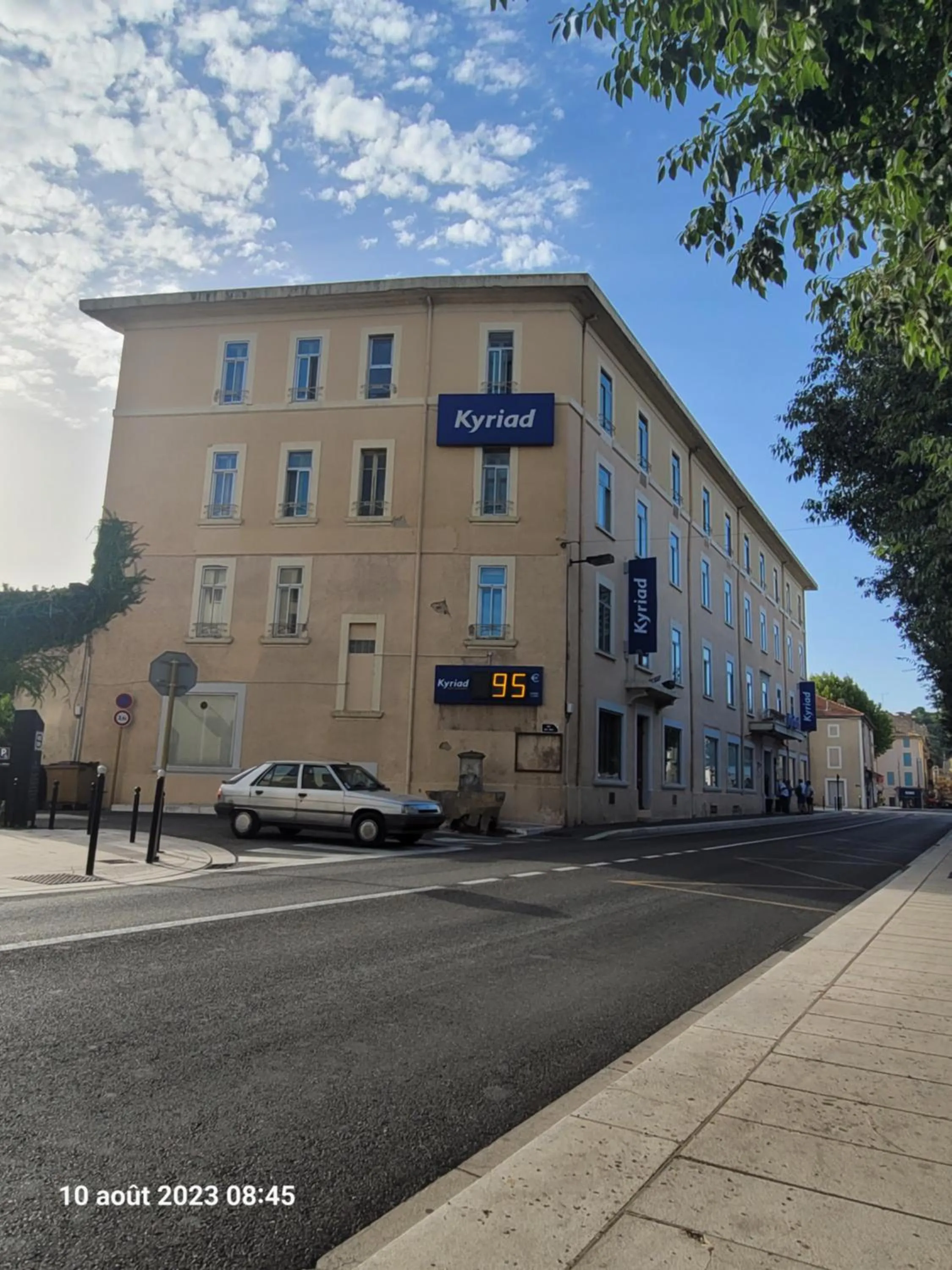 Day in KYRIAD ORANGE Centre Ville - HOTEL & RESTAURANT & BAR - La Galerie d'Art des Princes - Provence Alpes Côte d'Azur - France - Proche A7-A9 - exit21- Châteauneuf-du-Pape Avignon Bollene Nimes - 24h-24h