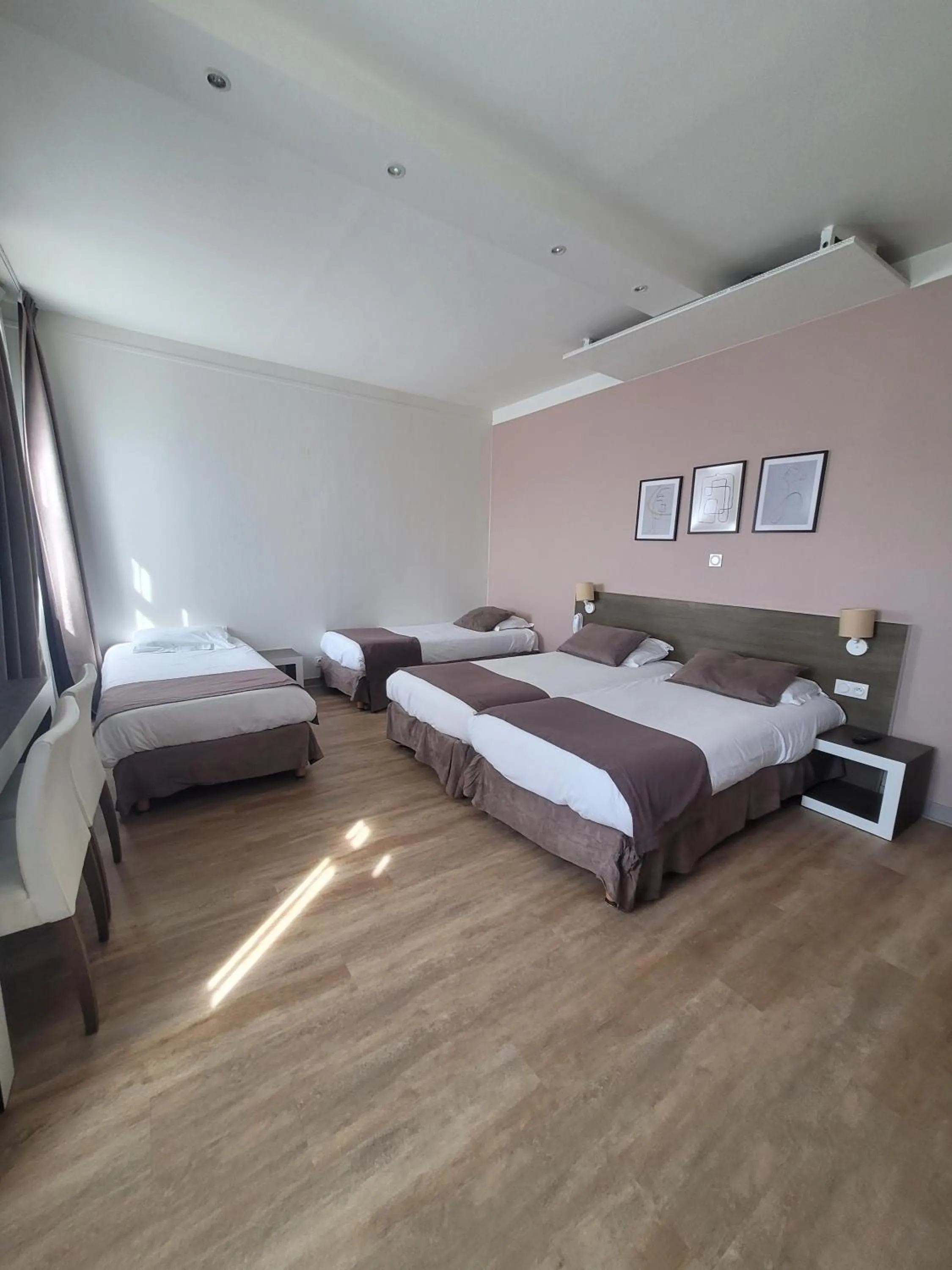 Bed in KYRIAD ORANGE Centre Ville - HOTEL & RESTAURANT & BAR - La Galerie d'Art des Princes - Provence Alpes Côte d'Azur - France - Proche A7-A9 - exit21- Châteauneuf-du-Pape Avignon Bollene Nimes - 24h-24h