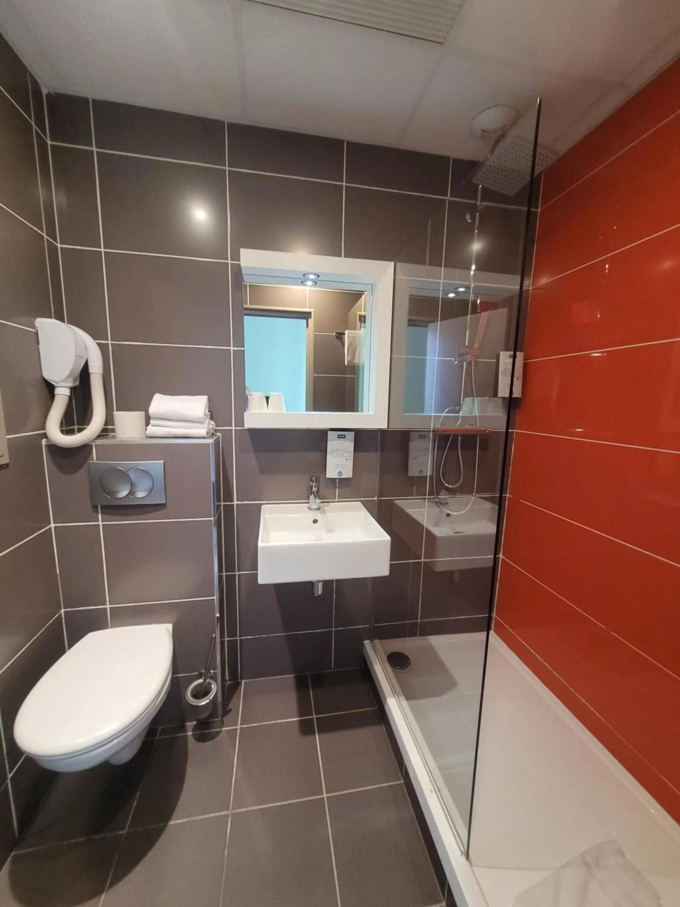 Shower in KYRIAD ORANGE Centre Ville - HOTEL & RESTAURANT & BAR - La Galerie d'Art des Princes - Provence Alpes Côte d'Azur - France - Proche A7-A9 - exit21- Châteauneuf-du-Pape Avignon Bollene Nimes - 24h-24h