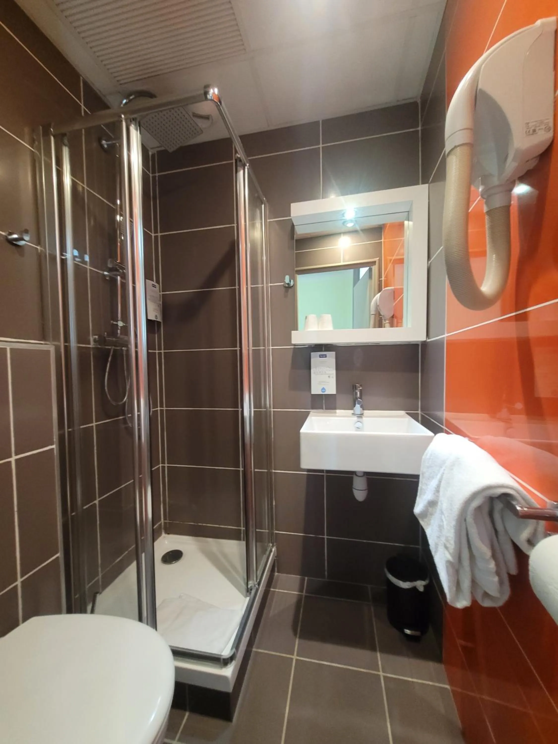 Shower in KYRIAD ORANGE Centre Ville - HOTEL & RESTAURANT & BAR - La Galerie d'Art des Princes - Provence Alpes Côte d'Azur - France - Proche A7-A9 - exit21- Châteauneuf-du-Pape Avignon Bollene Nimes - 24h-24h