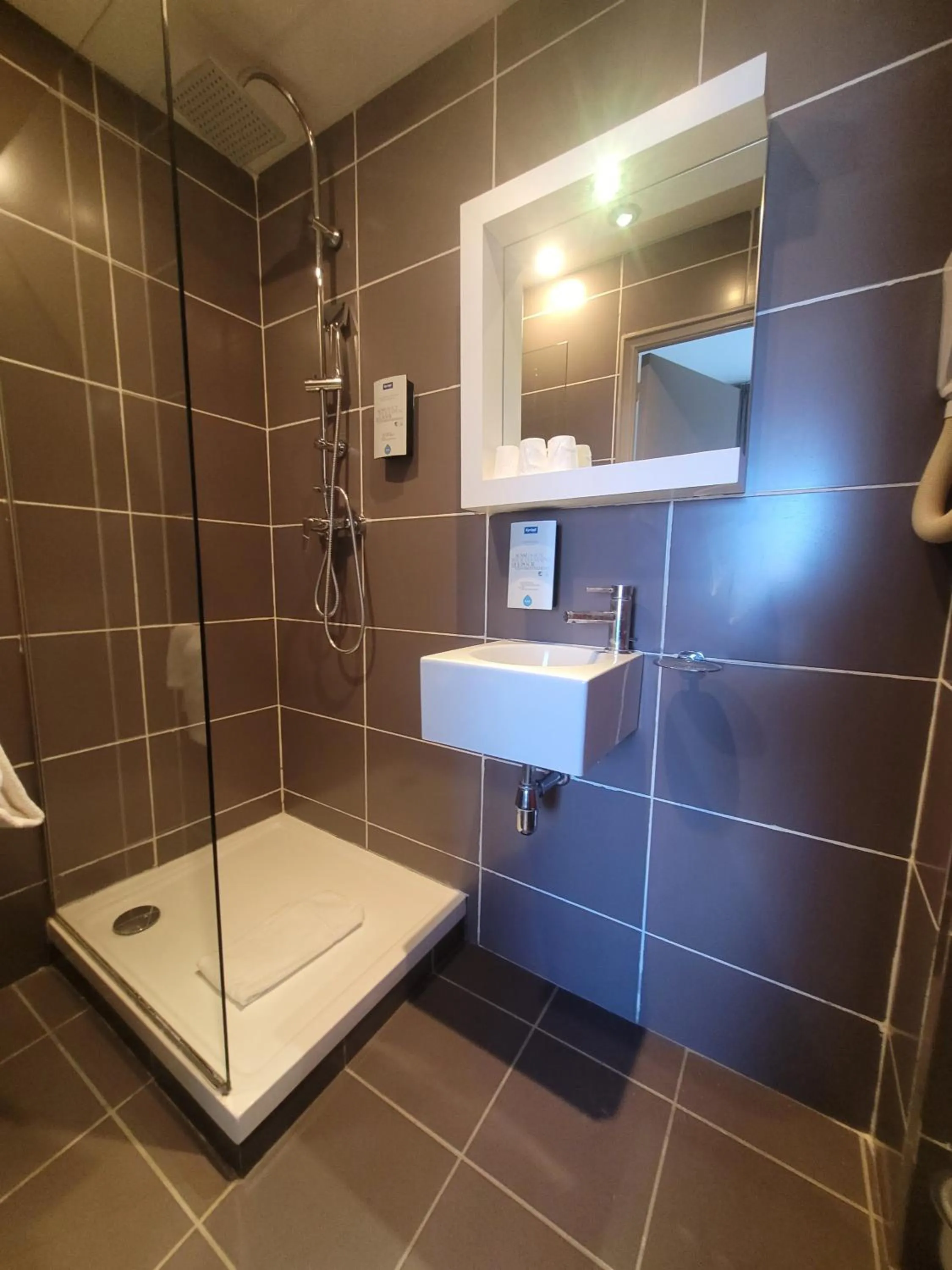 Shower in KYRIAD ORANGE Centre Ville - HOTEL & RESTAURANT & BAR - La Galerie d'Art des Princes - Provence Alpes Côte d'Azur - France - Proche A7-A9 - exit21- Châteauneuf-du-Pape Avignon Bollene Nimes - 24h-24h