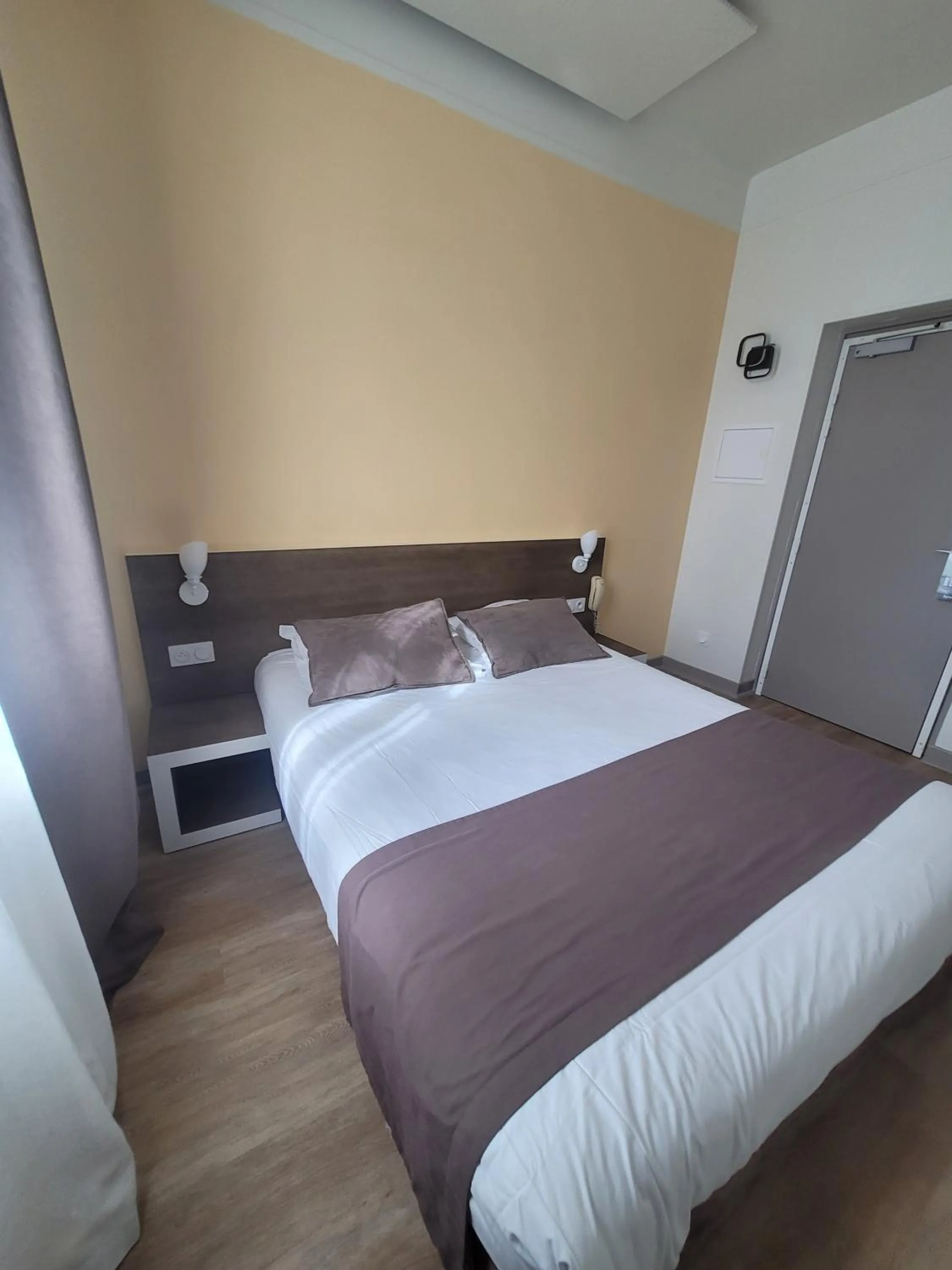 Photo of the whole room, Bed in KYRIAD ORANGE Centre Ville - HOTEL & RESTAURANT & BAR - La Galerie d'Art des Princes - Provence Alpes Côte d'Azur - France - Proche A7-A9 - exit21- Châteauneuf-du-Pape Avignon Bollene Nimes - 24h-24h