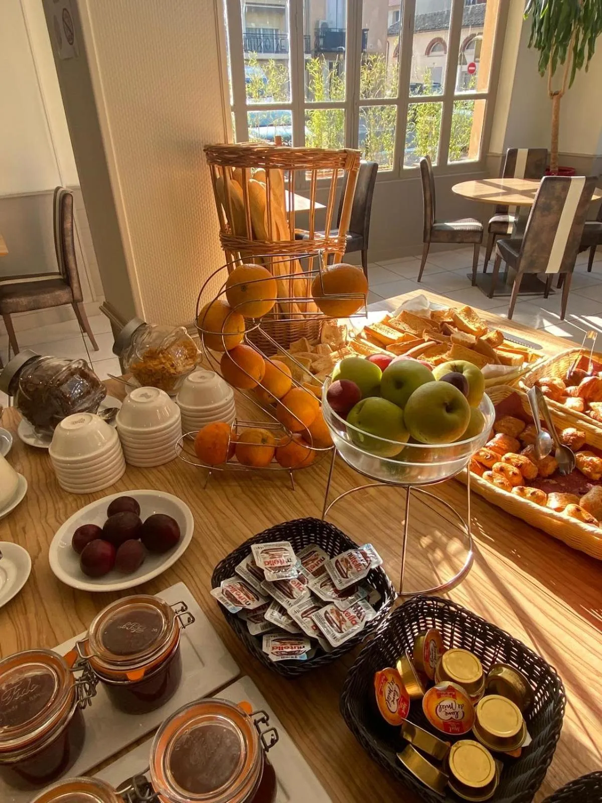 Breakfast in KYRIAD ORANGE Centre Ville - HOTEL & RESTAURANT & BAR - La Galerie d'Art des Princes - Provence Alpes Côte d'Azur - France - Proche A7-A9 - exit21- Châteauneuf-du-Pape Avignon Bollene Nimes - 24h-24h