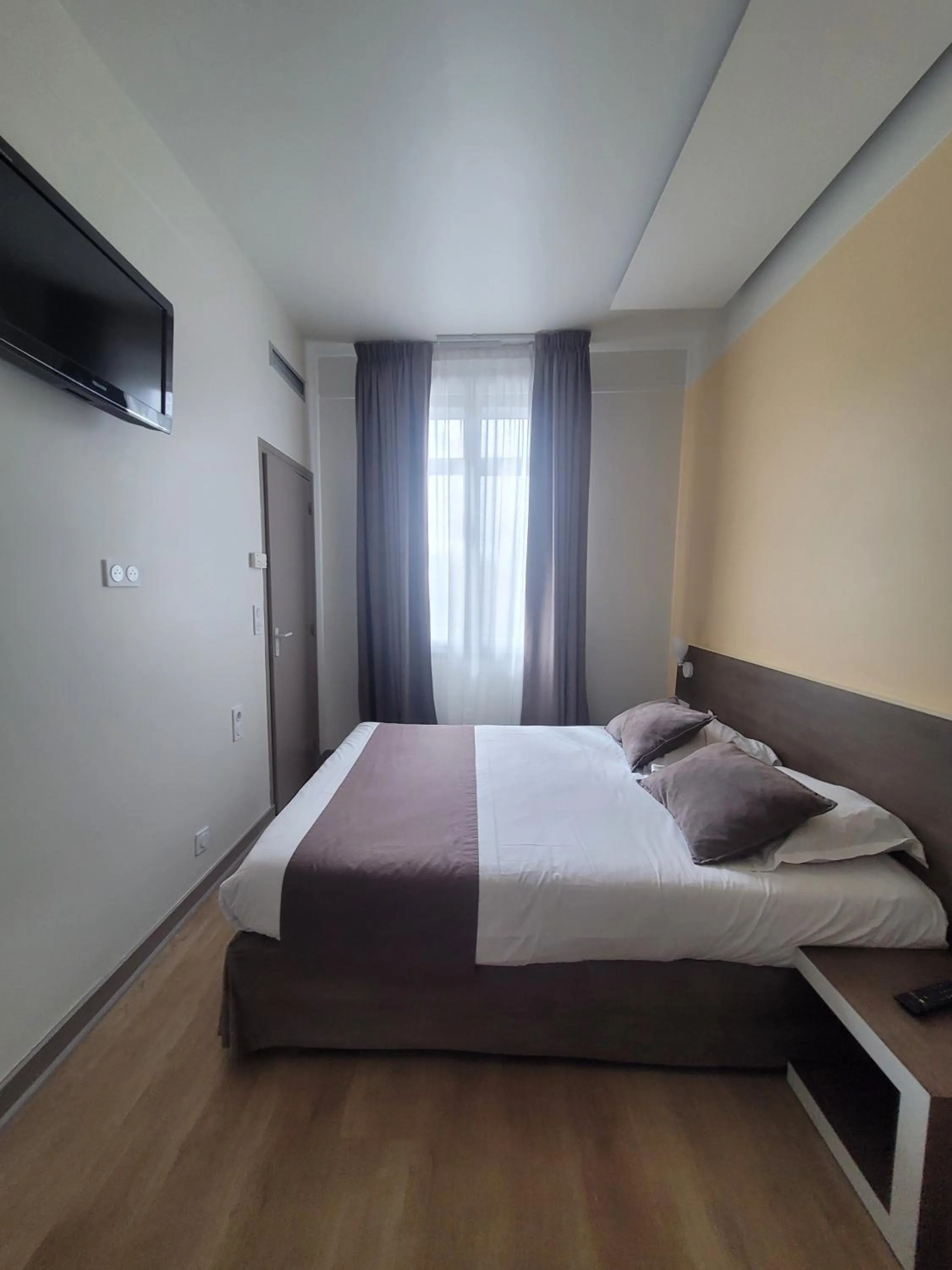 Bed in KYRIAD ORANGE Centre Ville - HOTEL & RESTAURANT & BAR - La Galerie d'Art des Princes - Provence Alpes Côte d'Azur - France - Proche A7-A9 - exit21- Châteauneuf-du-Pape Avignon Bollene Nimes - 24h-24h