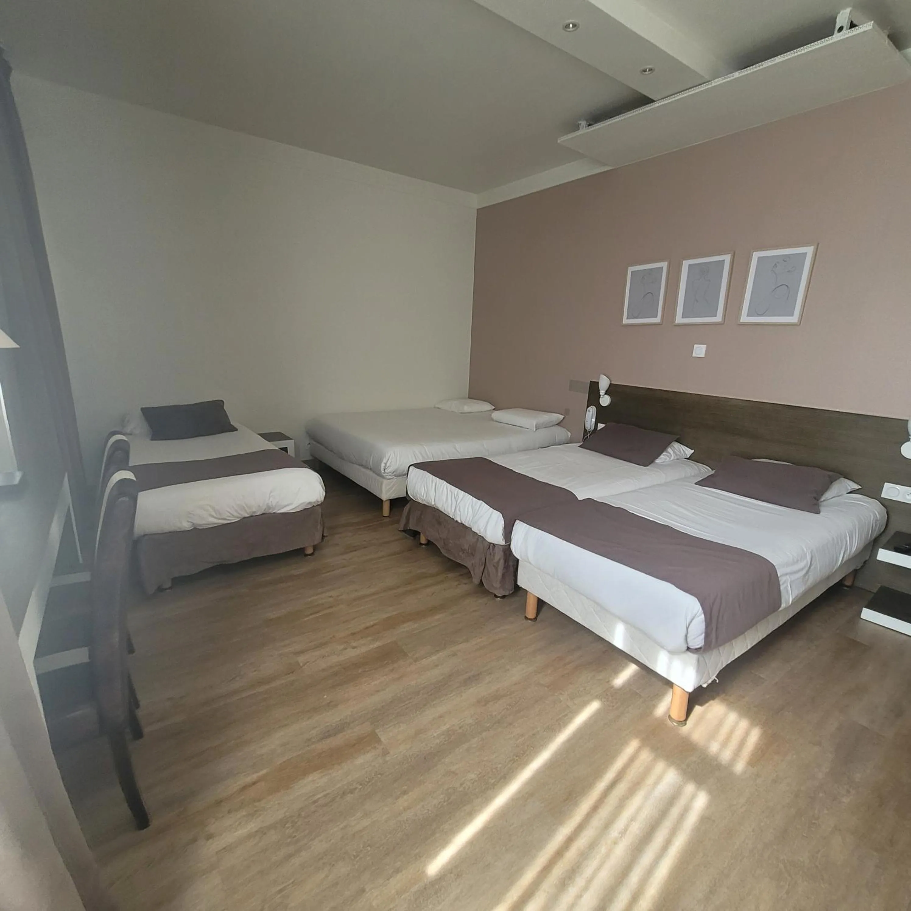 Bed in KYRIAD ORANGE Centre Ville - HOTEL & RESTAURANT & BAR - La Galerie d'Art des Princes - Provence Alpes Côte d'Azur - France - Proche A7-A9 - exit21- Châteauneuf-du-Pape Avignon Bollene Nimes - 24h-24h