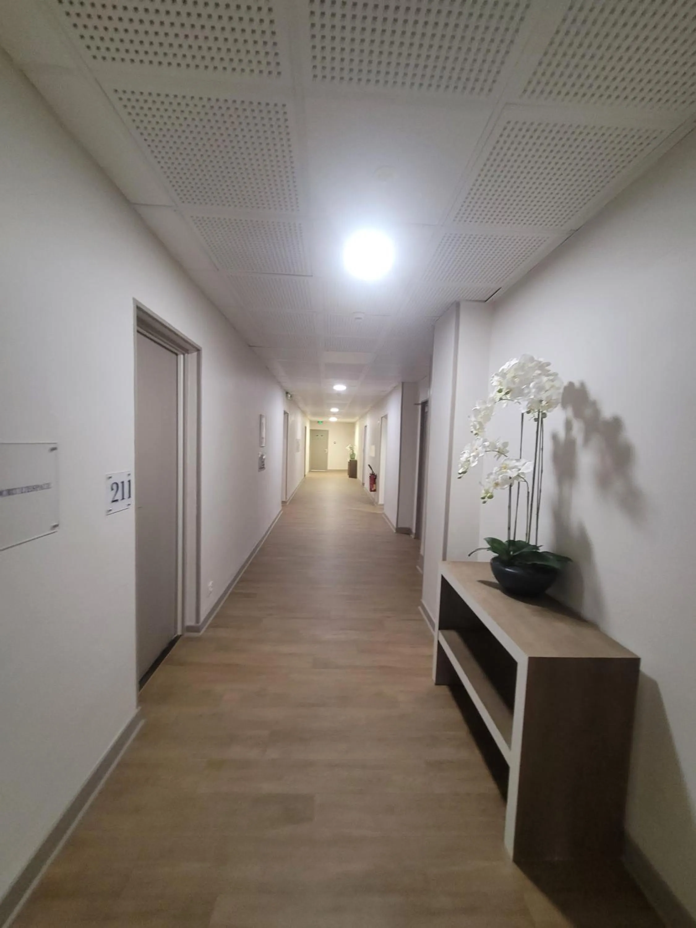 Property building in KYRIAD ORANGE Centre Ville - HOTEL & RESTAURANT & BAR - La Galerie d'Art des Princes - Provence Alpes Côte d'Azur - France - Proche A7-A9 - exit21- Châteauneuf-du-Pape Avignon Bollene Nimes - 24h-24h