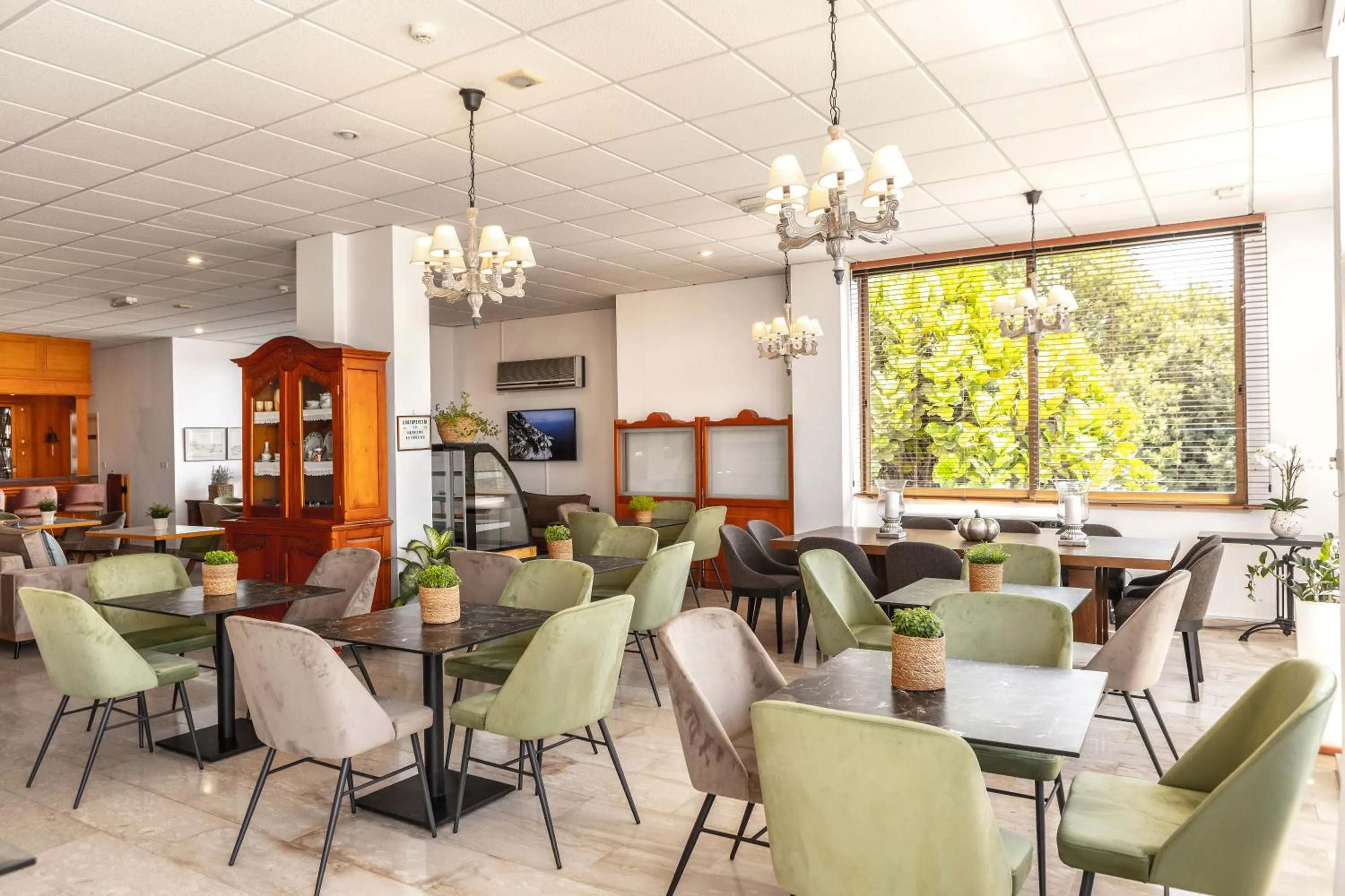 Restaurant/places to eat in Stephanos Hotel Apartments