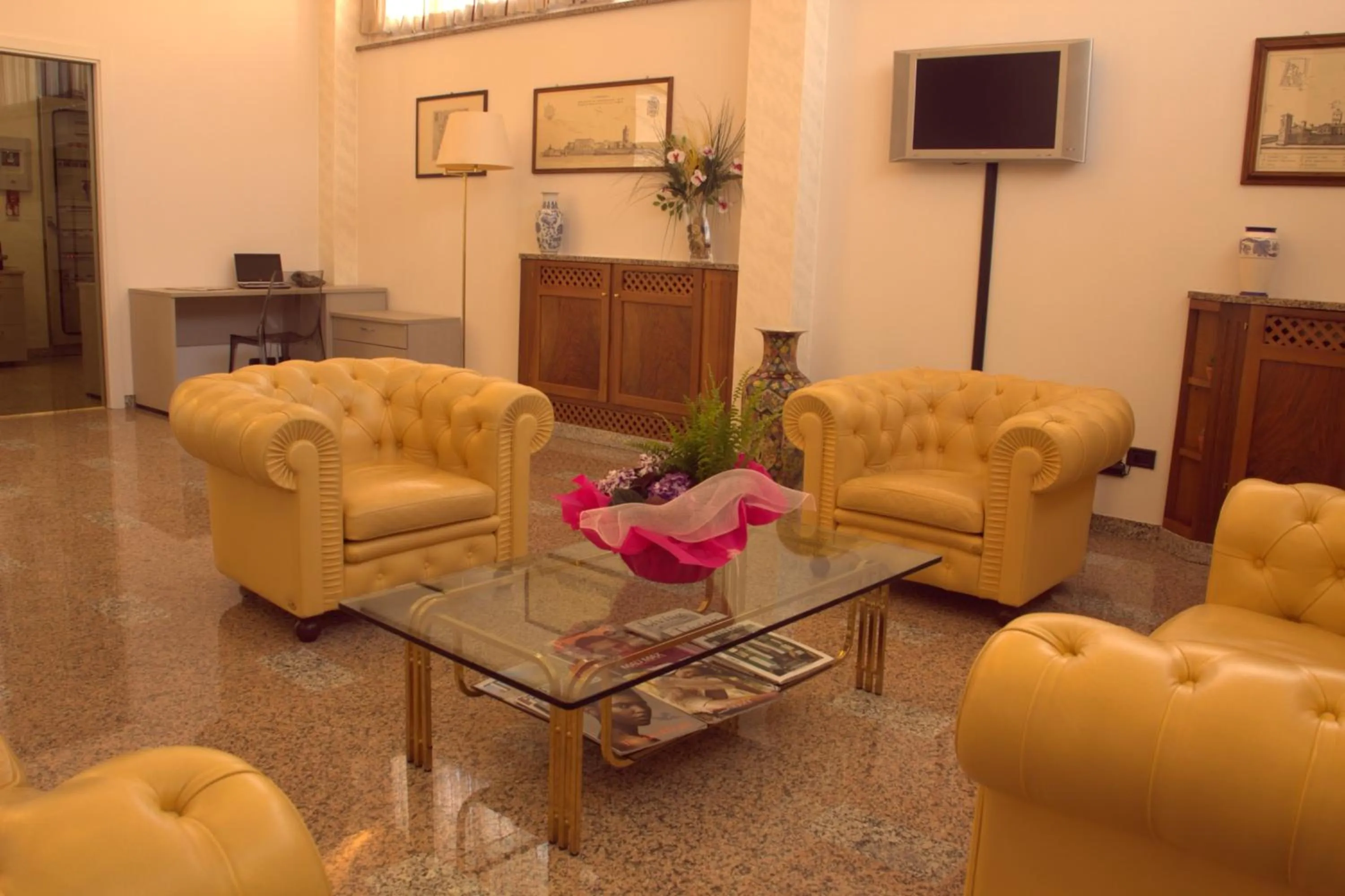 Communal lounge/ TV room in Hotel Pico