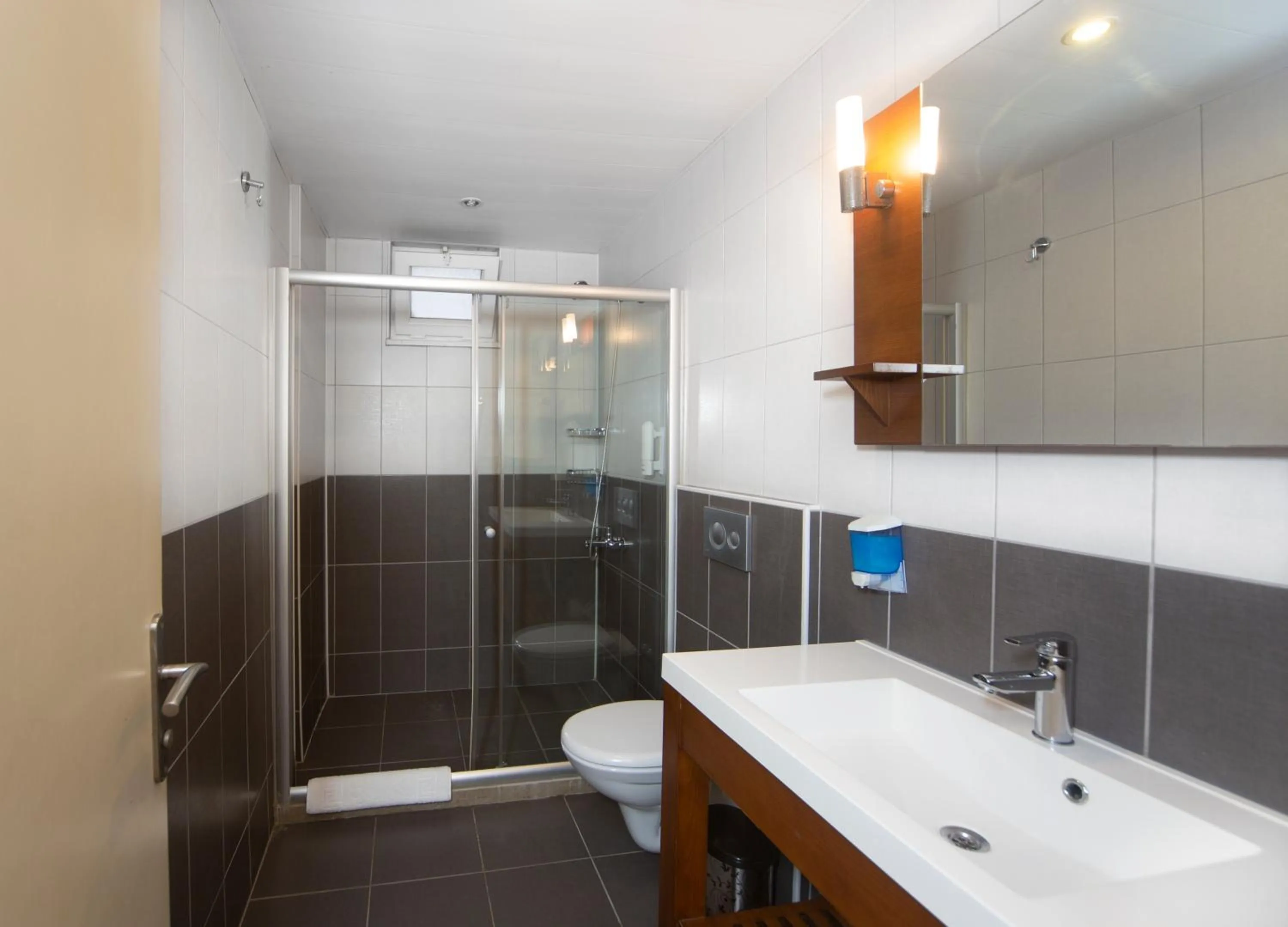 Shower in Irem Garden Hotel & Apartments