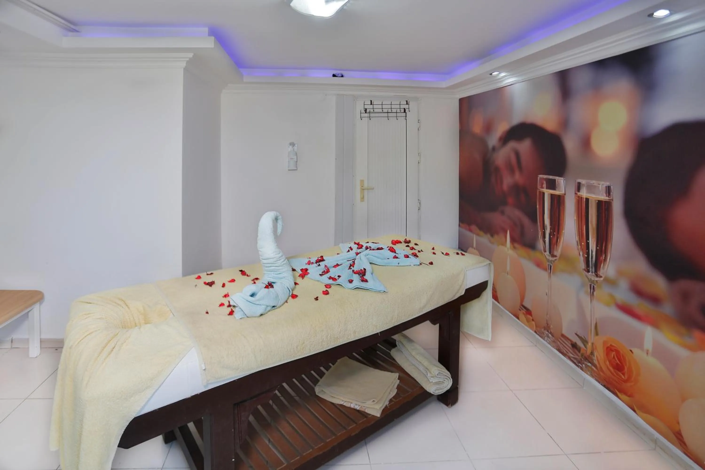 Public Bath, Bed in Irem Garden Hotel & Apartments