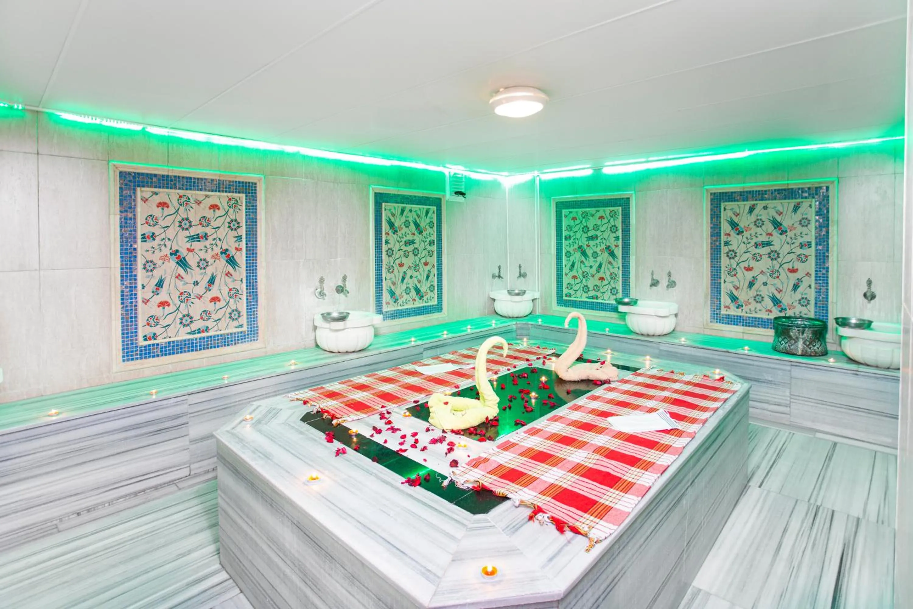 Public Bath, Bed in Irem Garden Hotel & Apartments