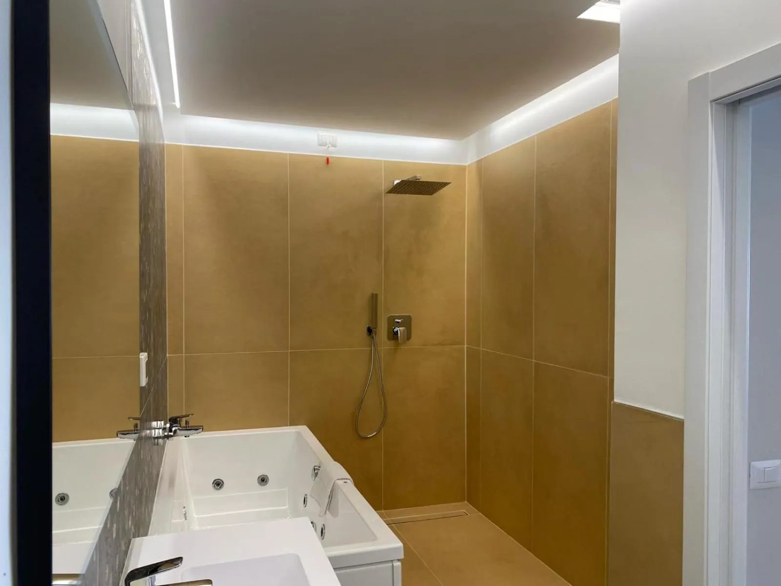 Hot Tub in Oasi Village Hotel