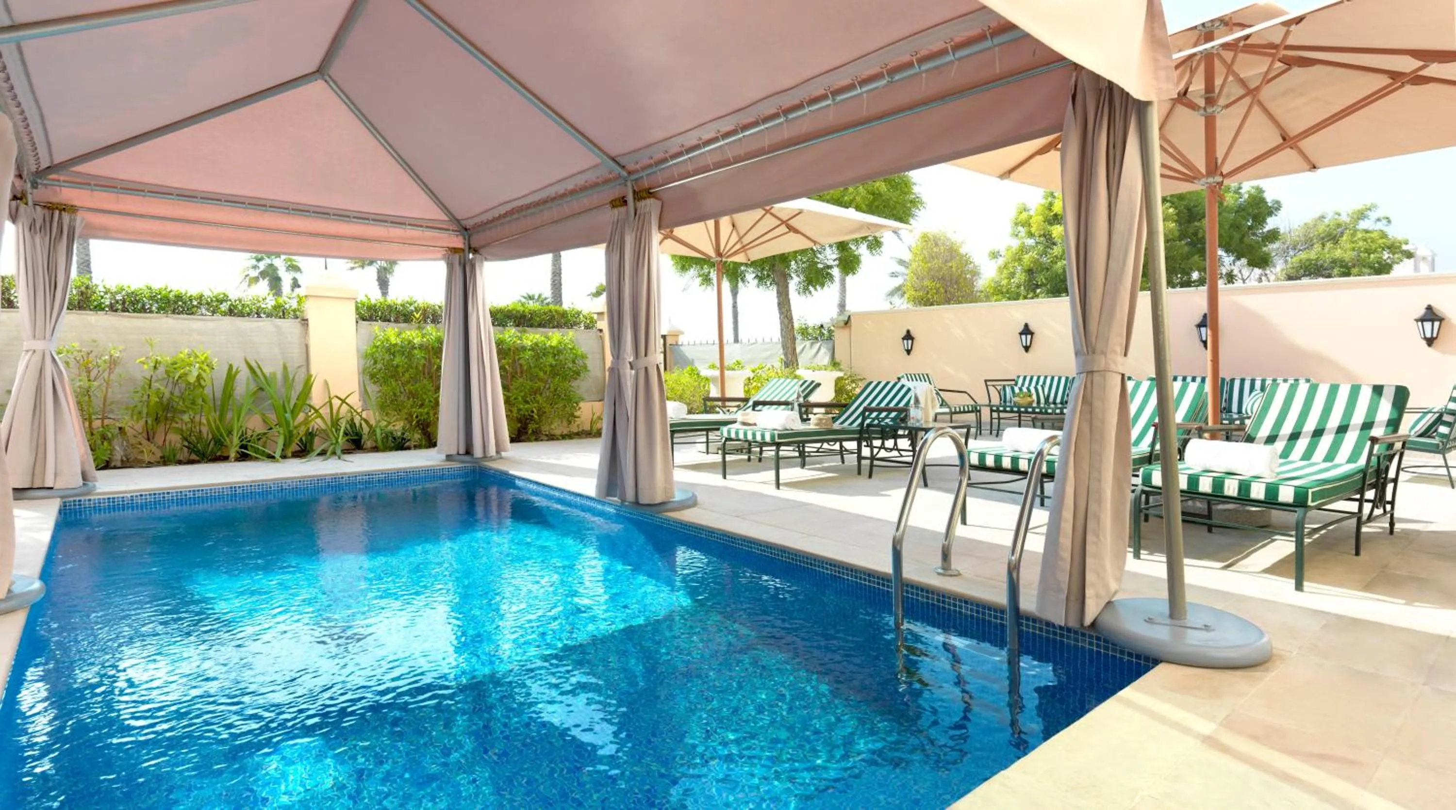 Swimming pool in Kempinski Hotel Palm Jumeirah